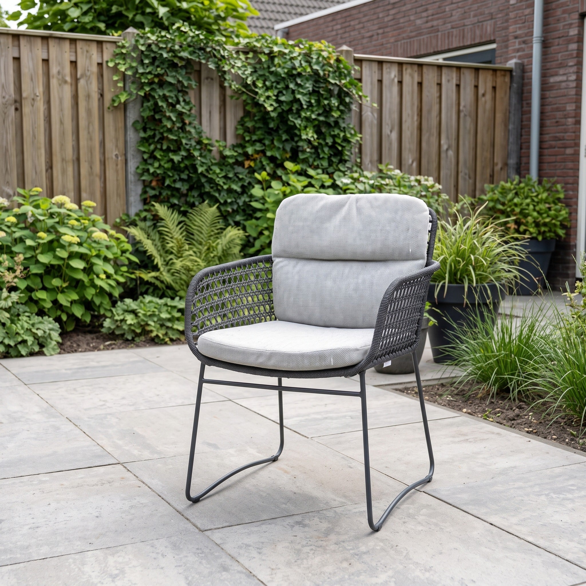 4 Seasons Outdoor Aprilla dining stoel Antraciet in een Nederlandse tuinomgeving