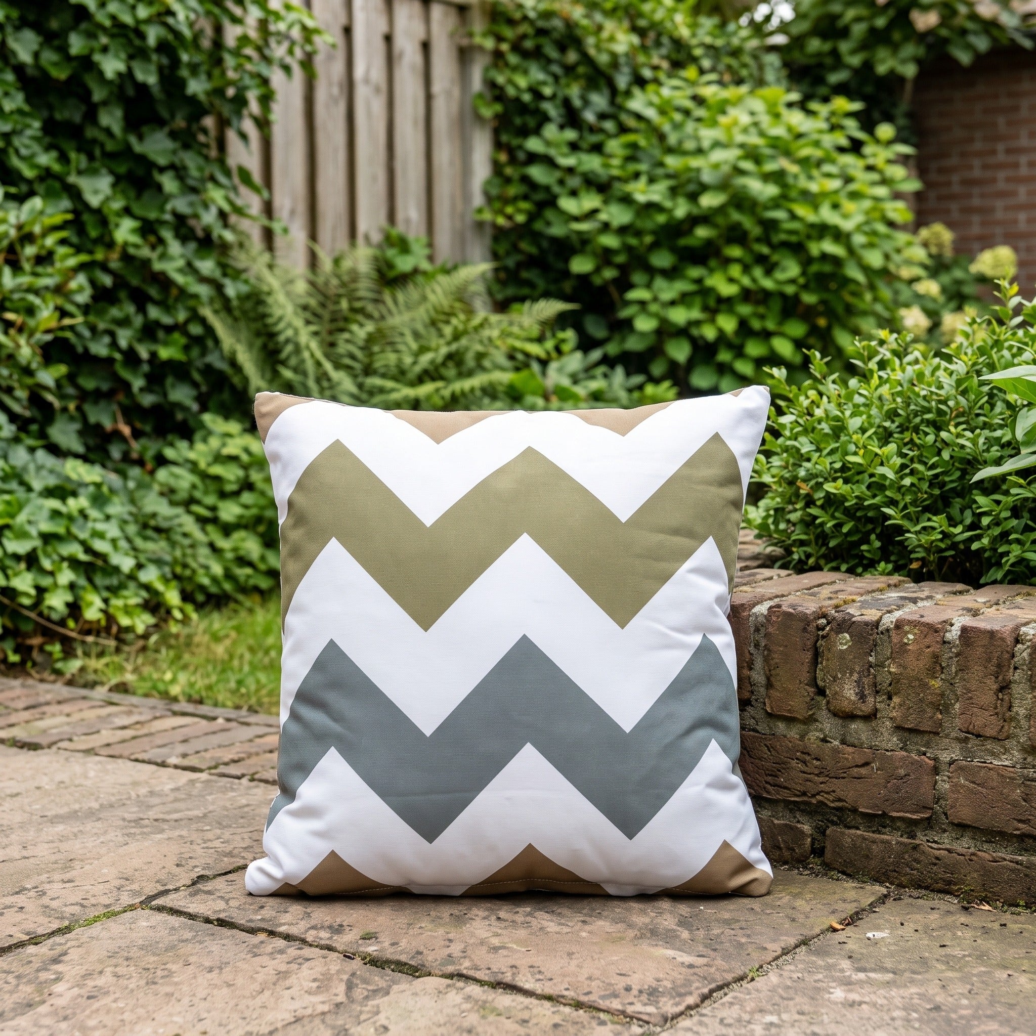 4 Seasons Outdoor sierkussen 30 x 30 cm zen taupe in een Nederlandse tuinomgeving