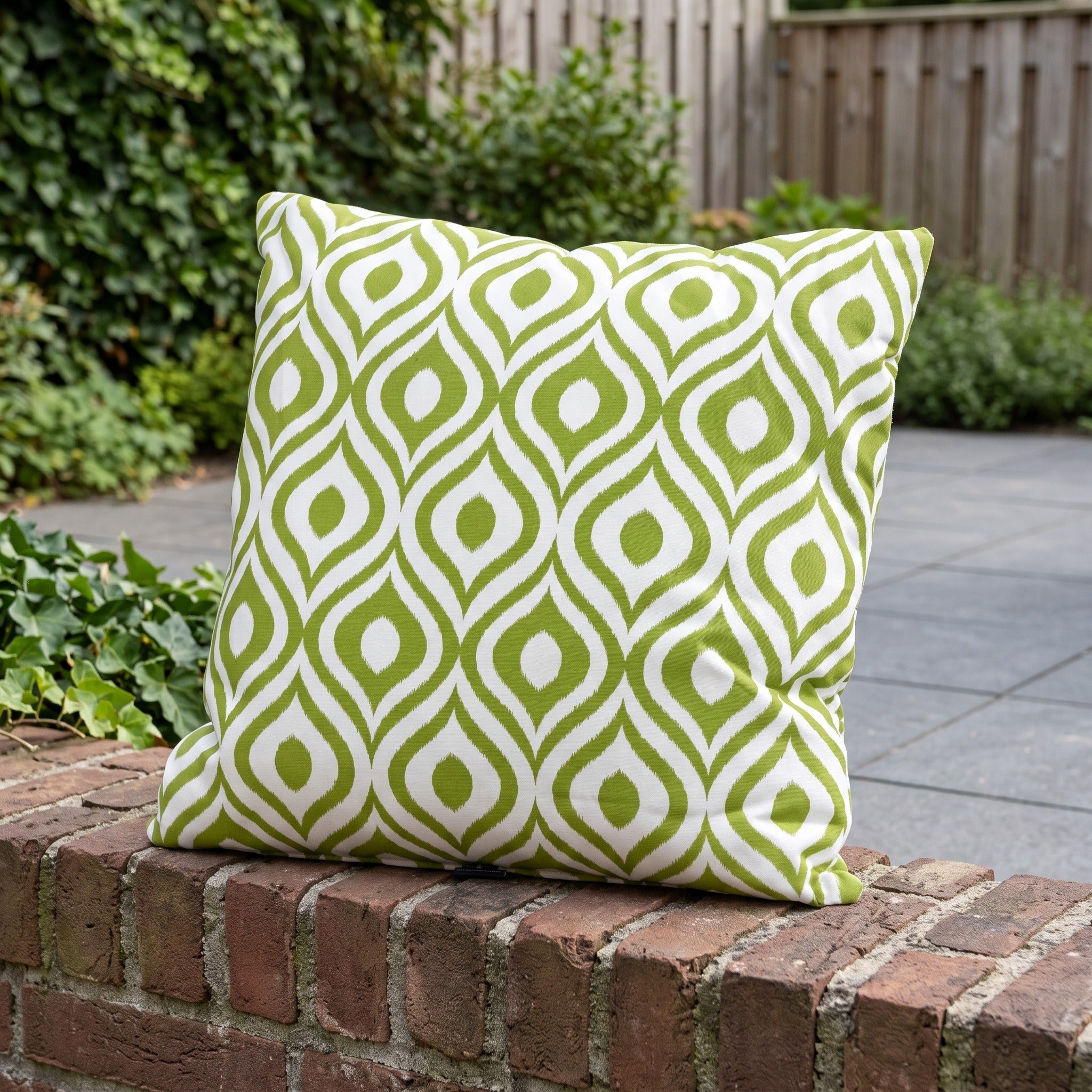 4 Seasons Outdoor sierkussen 50 x 50 cm pinamar green in een Nederlandse tuinomgeving