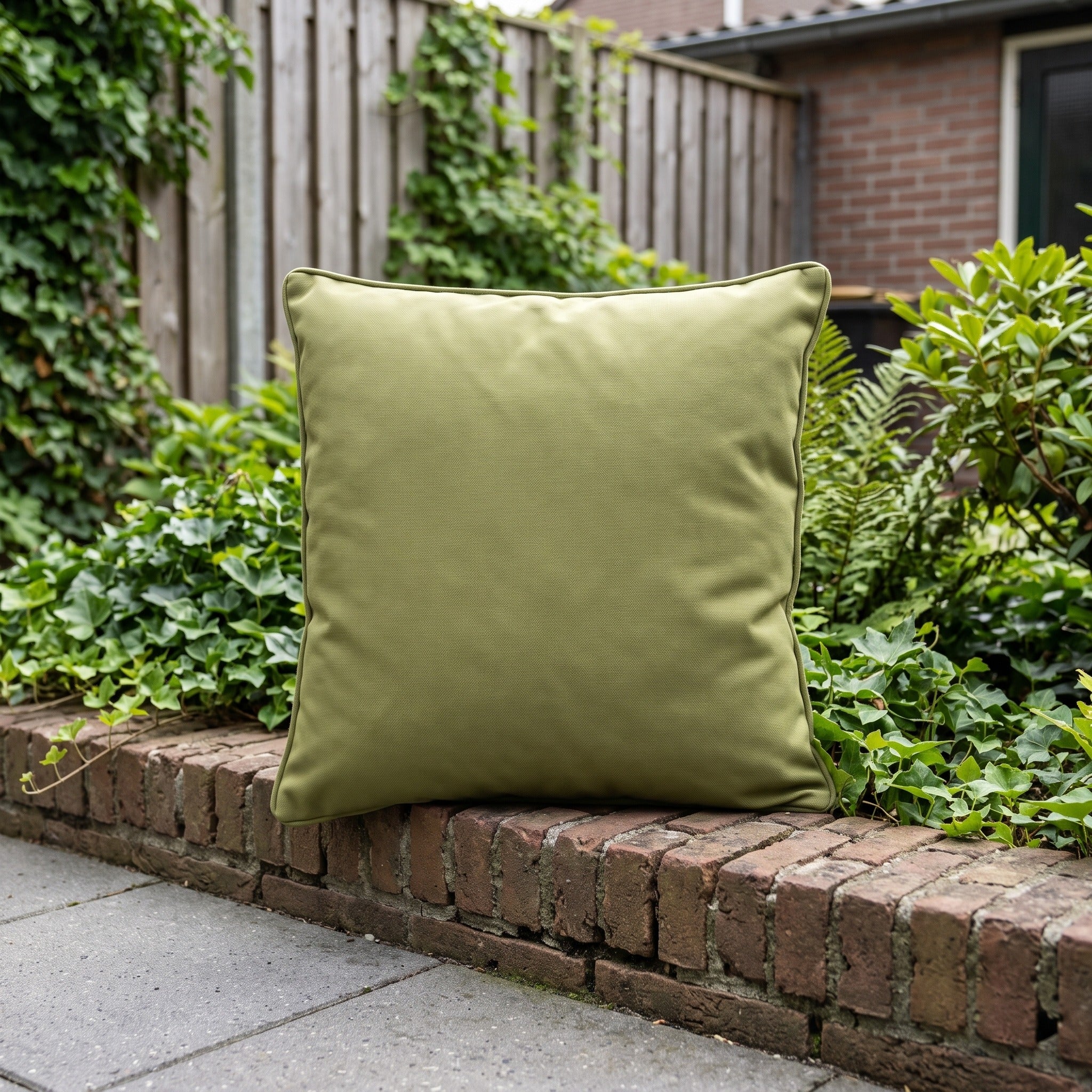 4 Seasons Outdoor Kussen 50x50 Vienna Moss in een Nederlandse tuinomgeving