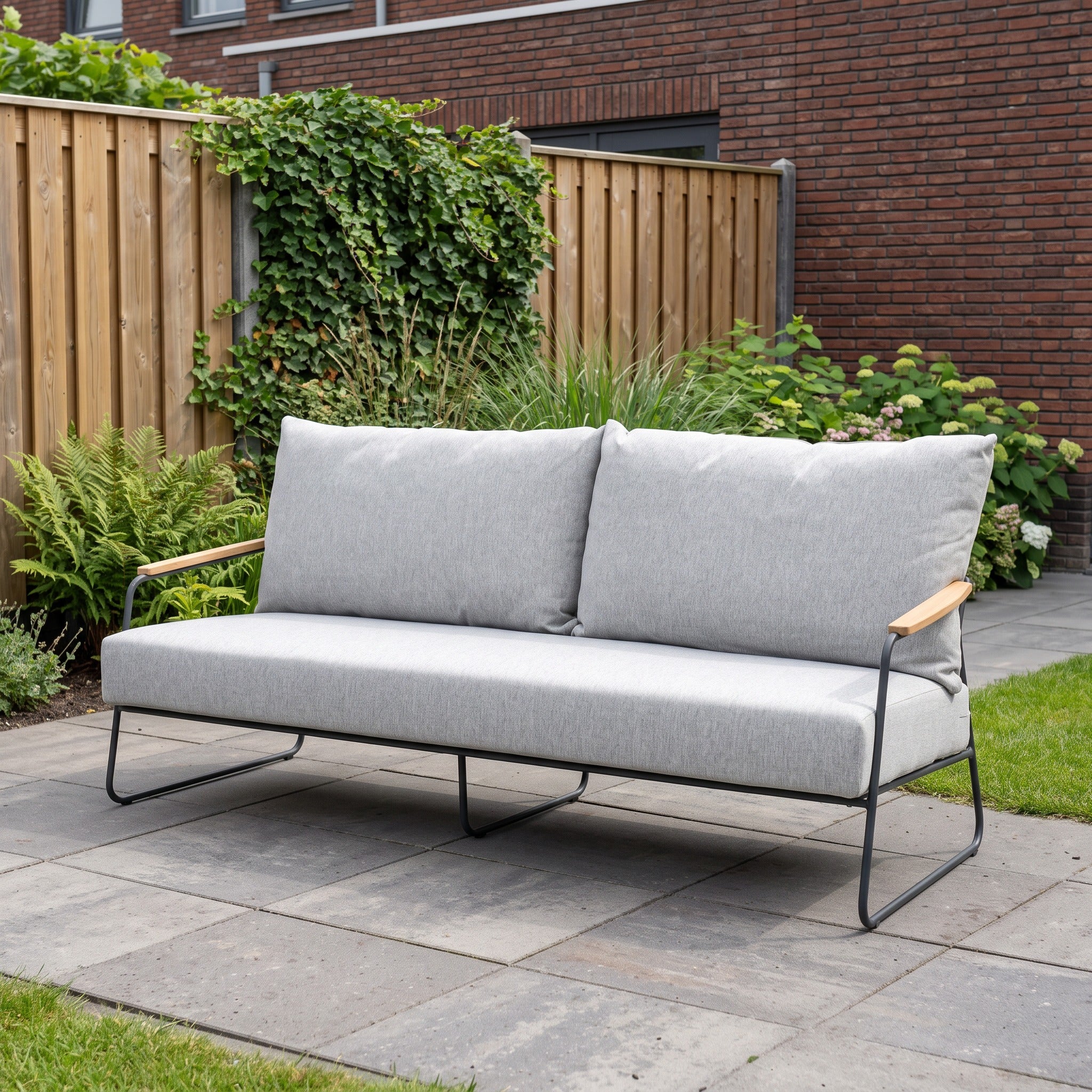 4 Seasons Outdoor Balade 3-zits bank in een Nederlandse tuinomgeving