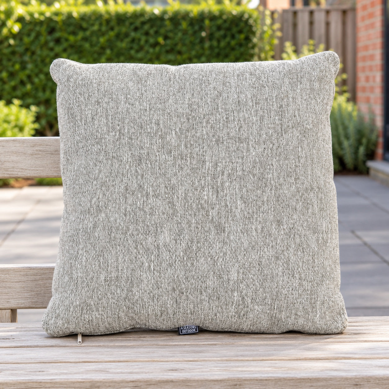 4 Seasons Outdoor Laconcha sierkussen in ash grey in een Nederlandse achtertuin.