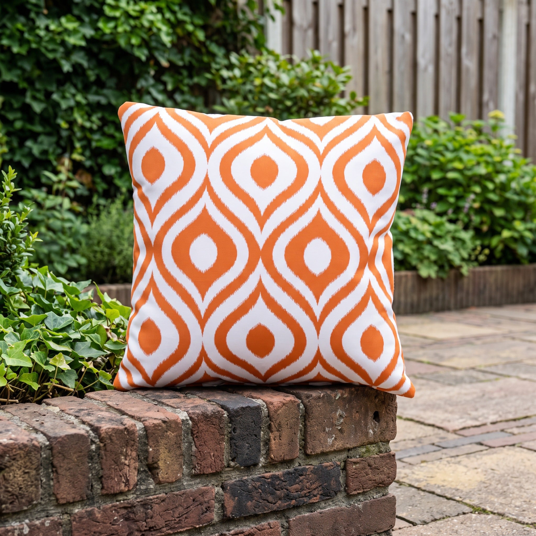 4 Seasons Outdoor sierkussen 30 x 30 cm pinamar orange in een Nederlandse tuinomgeving
