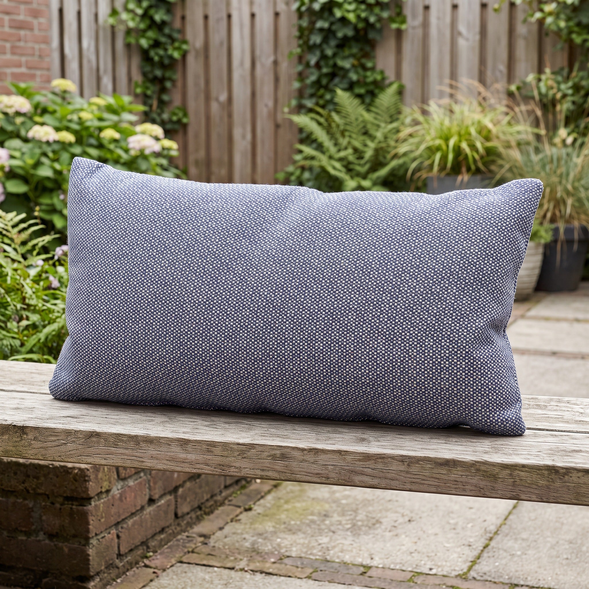 4 Seasons Outdoor Kussen 30x60 Fontalina Blue in een Nederlandse tuinomgeving