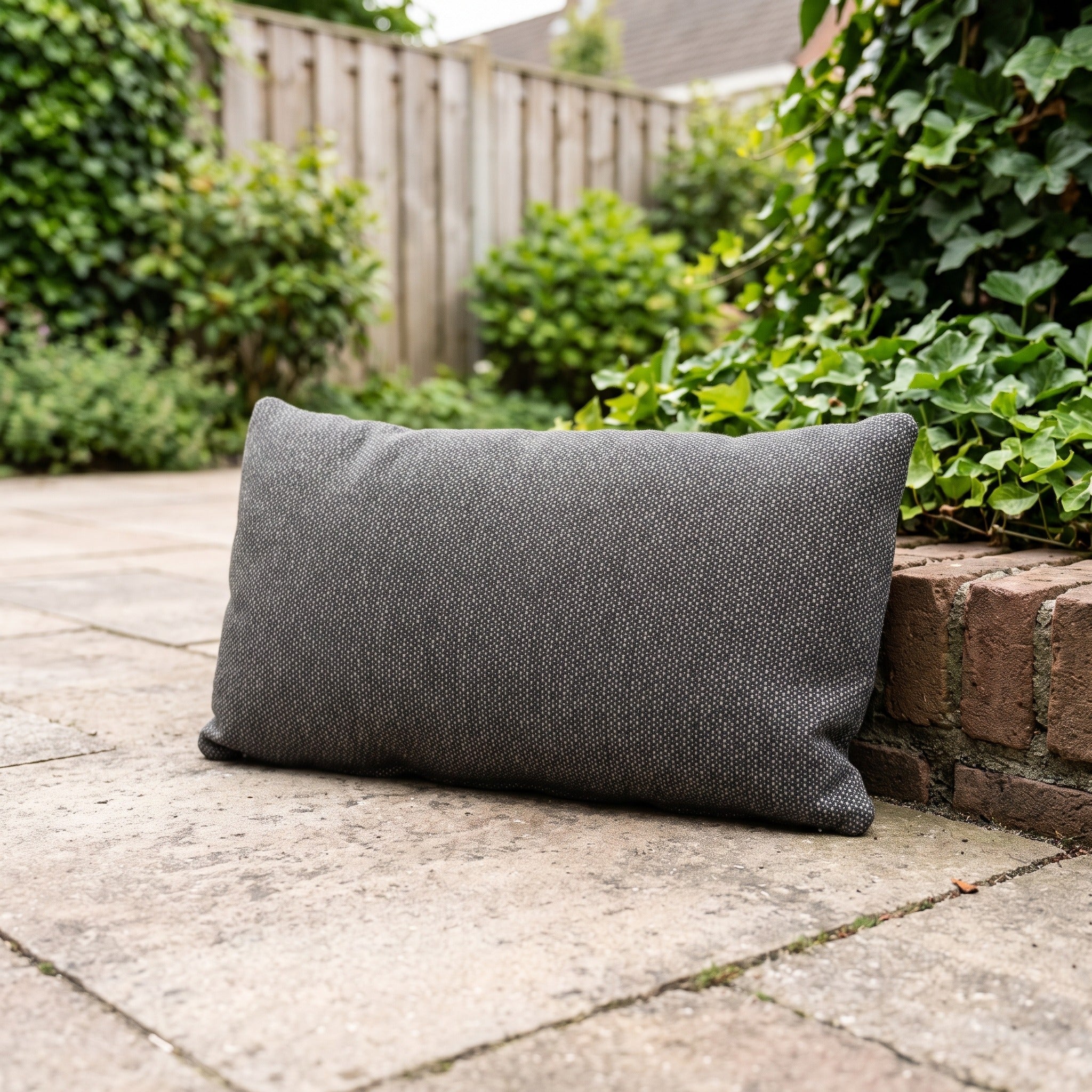 4 Seasons Outdoor Kussen 30x60 Fontalina Dark Grey in een Nederlandse tuinomgeving