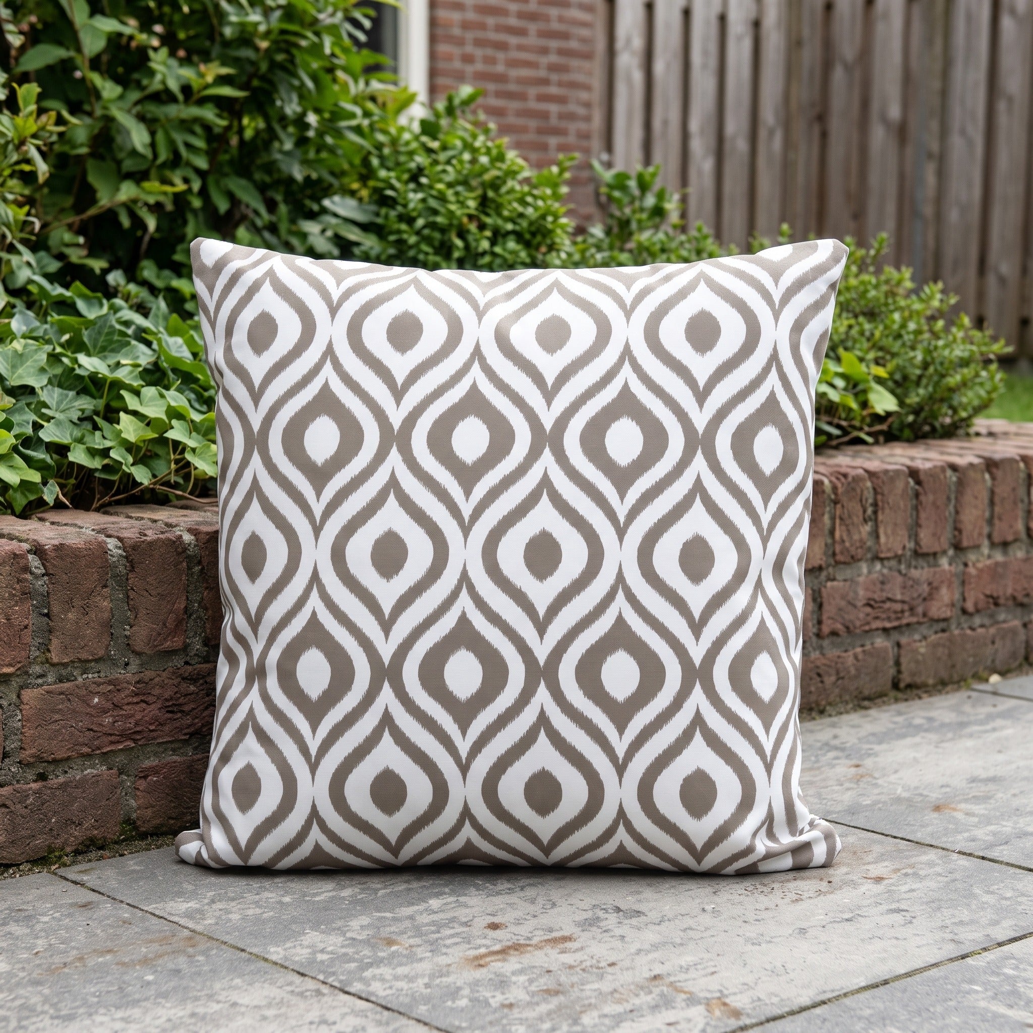 4 Seasons Outdoor sierkussen 50 x 50 cm Pinamar Taupe in een Nederlandse tuinomgeving