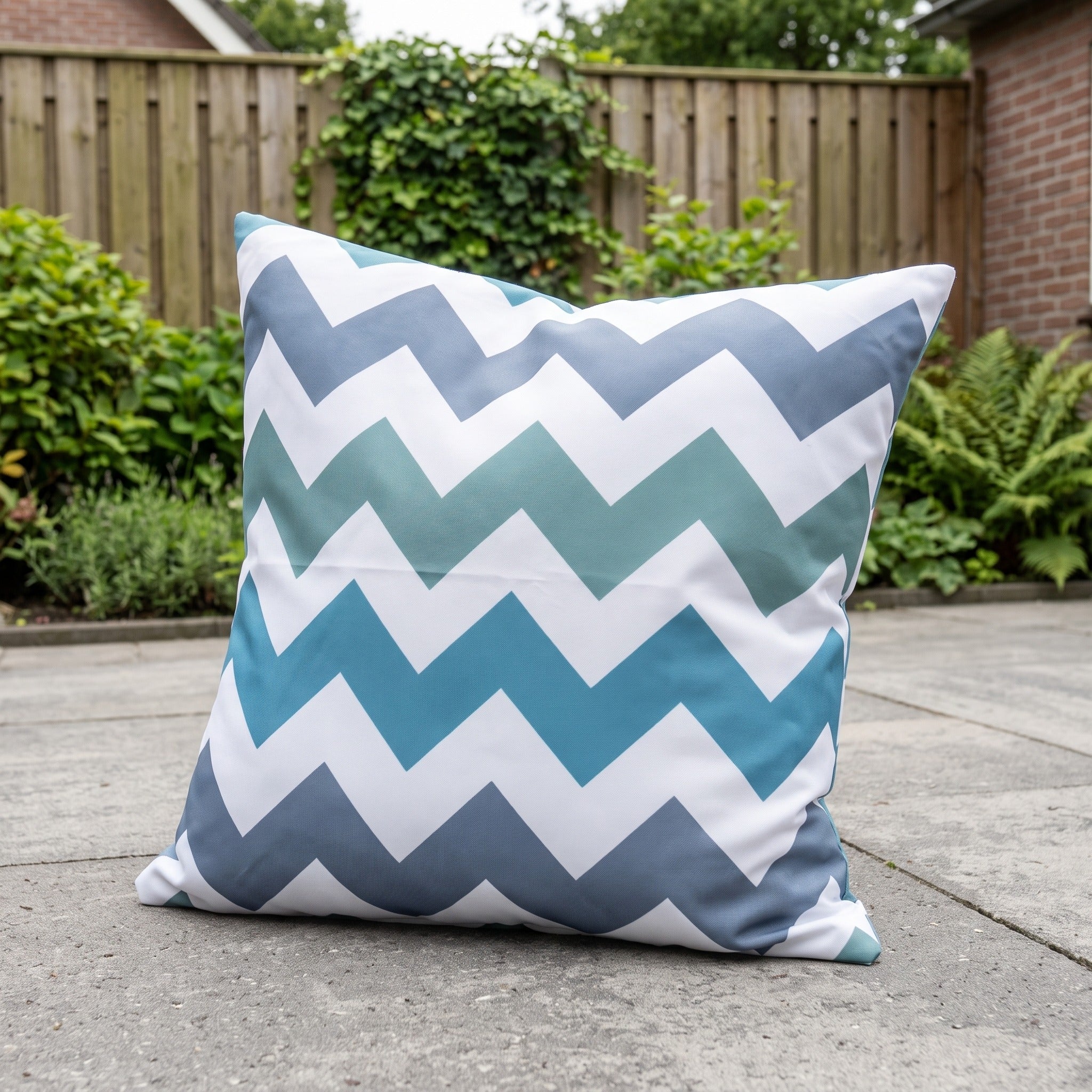 4 Seasons Outdoor sierkussen 30 x 30 cm zenn blue in een Nederlandse tuinomgeving