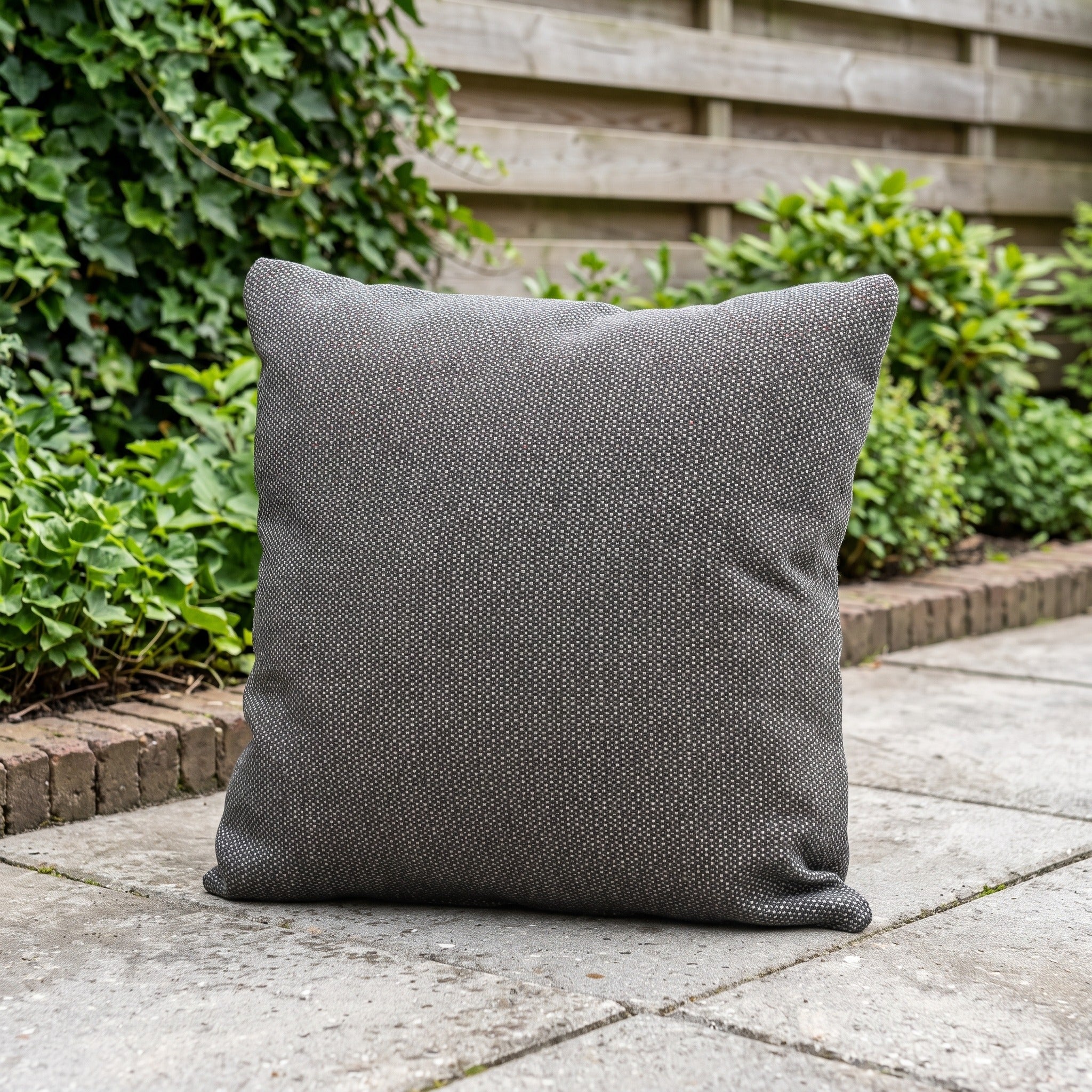4 Seasons Outdoor Kussen 50x50 Fontalina dark grey in een Nederlandse tuinomgeving