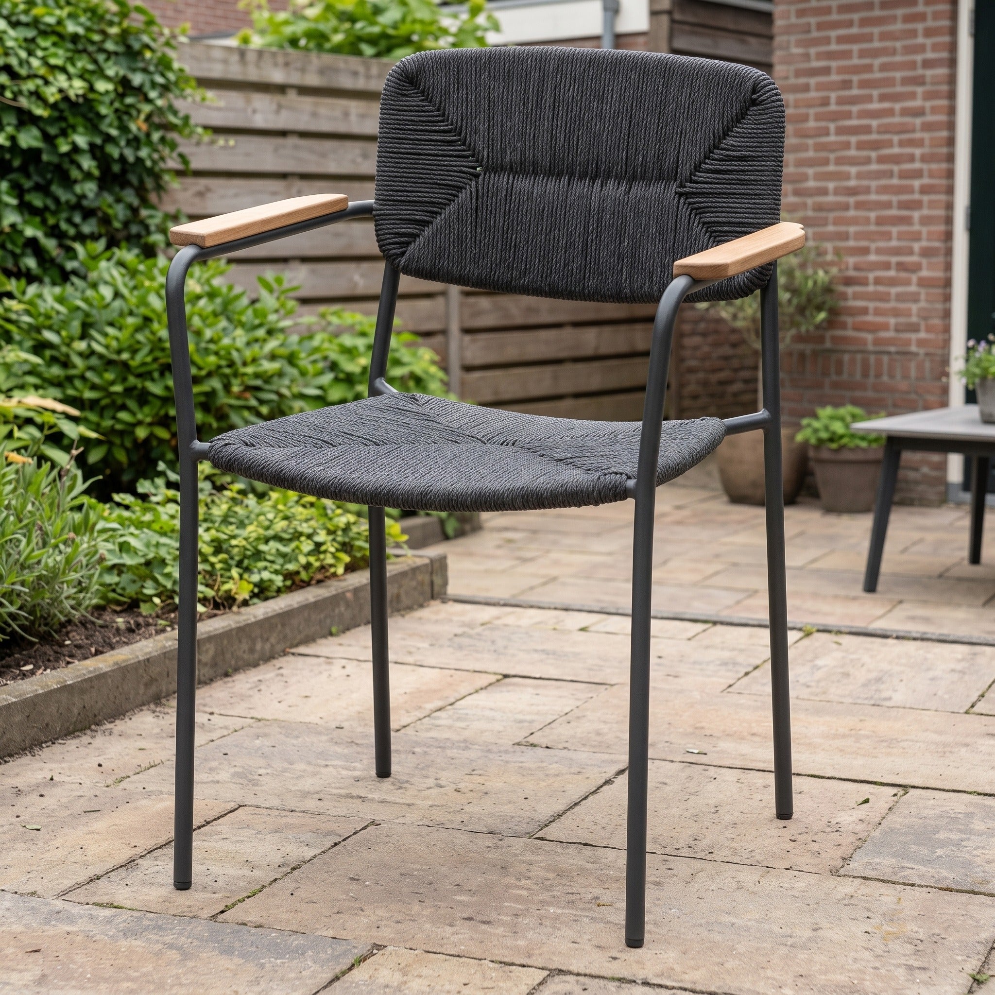 4 Seasons Outdoor Bora Diningstoel in een Nederlandse tuinomgeving