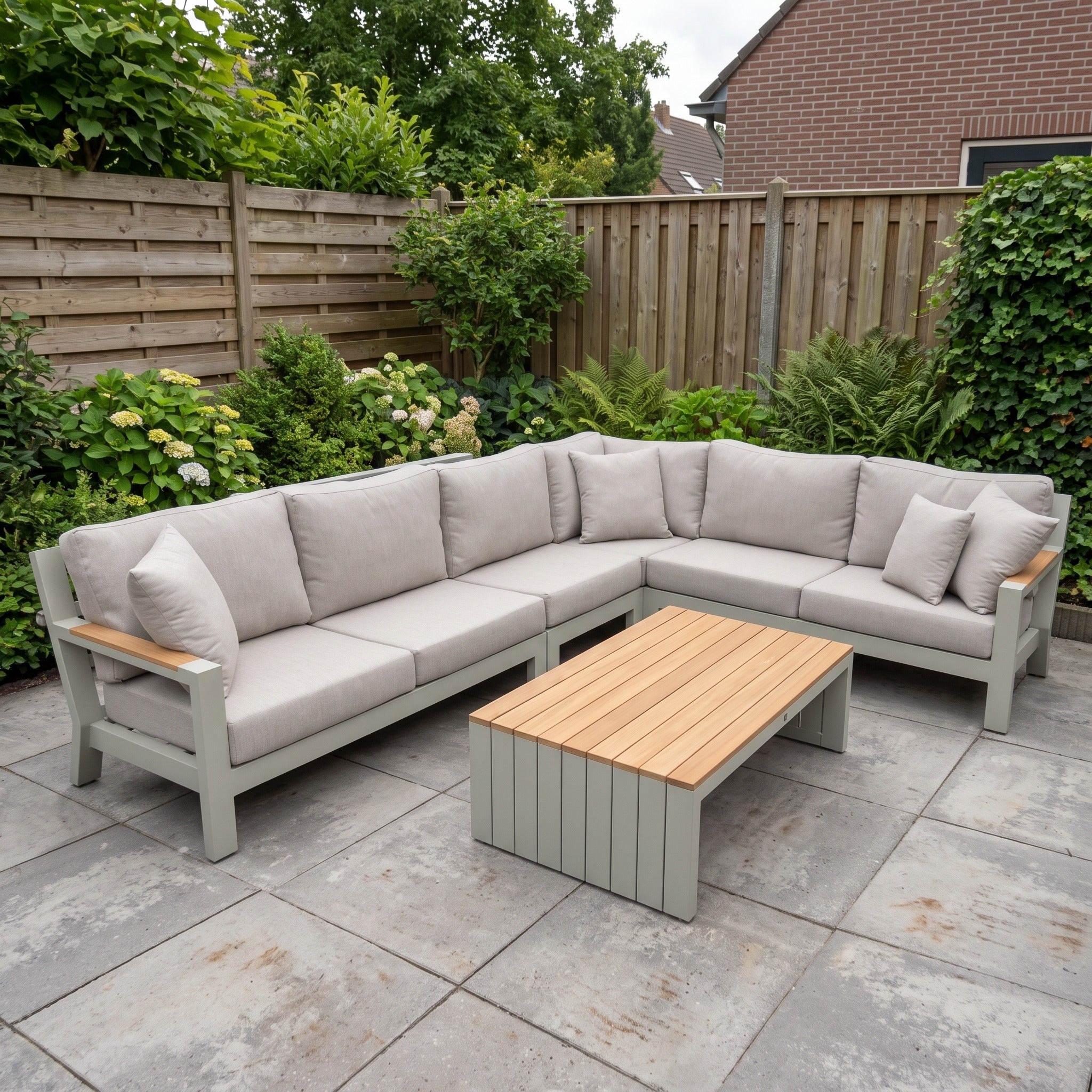 Yoi Bango Hoekset XL Incl tafel in een Nederlandse tuinomgeving