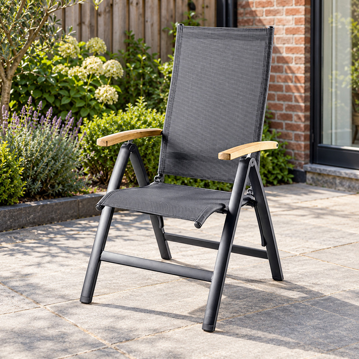 Suns Lecce Teak (NR.3) Alu teak in een Nederlandse tuinomgeving