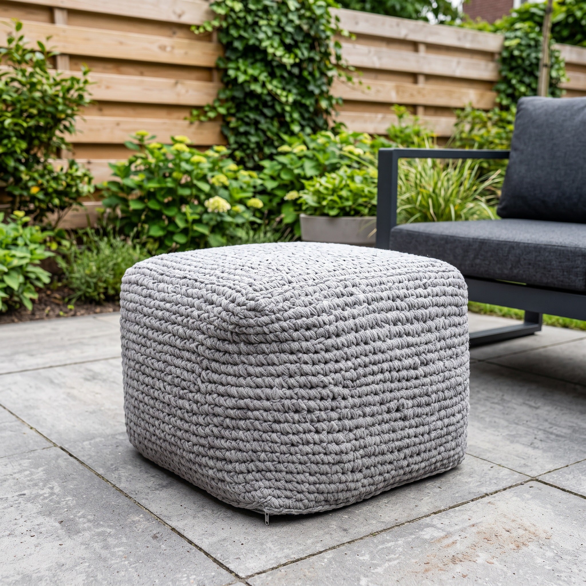 Suns Arezzo 55x55 Mid Grey in een Nederlandse tuinomgeving