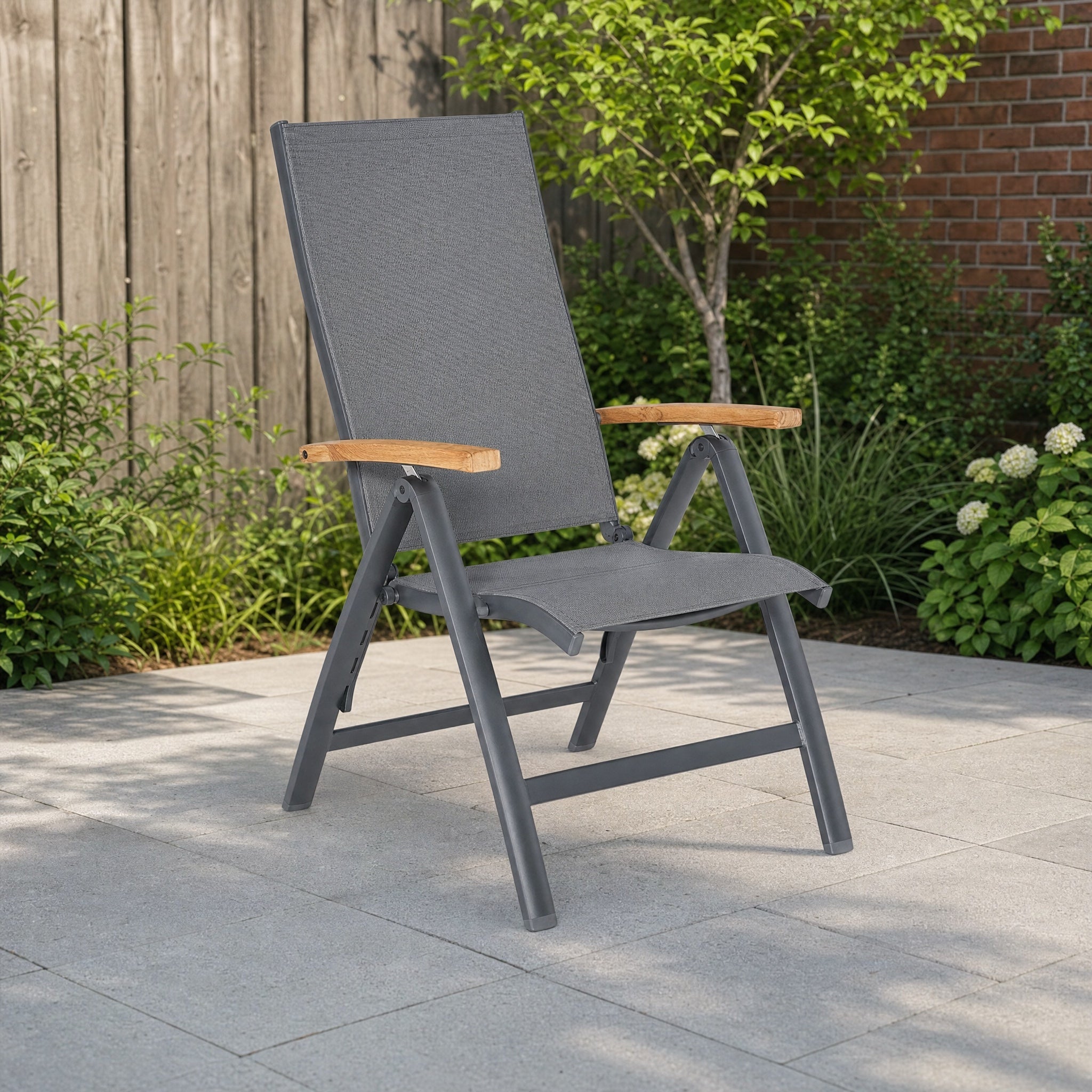 Suns Lucca klapstoel teak/alu mystic grey in een Nederlandse tuinomgeving