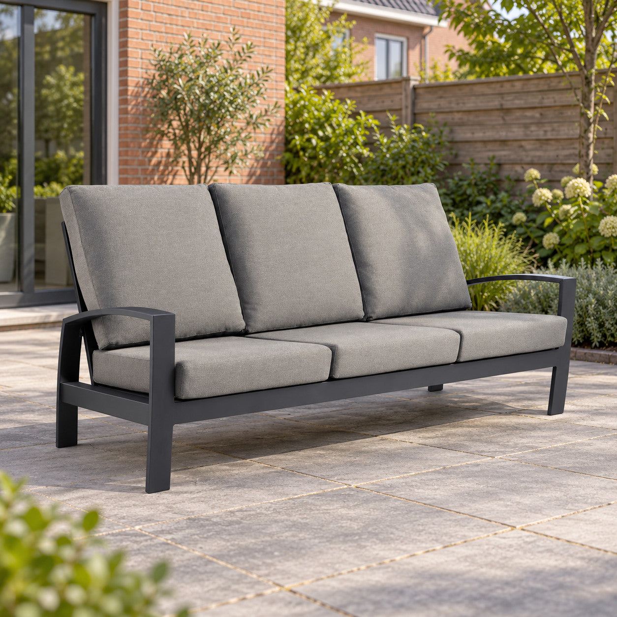 Lukkes Outdoor Valencia 3-zits loungebank Op=Op in een Nederlandse tuinomgeving
