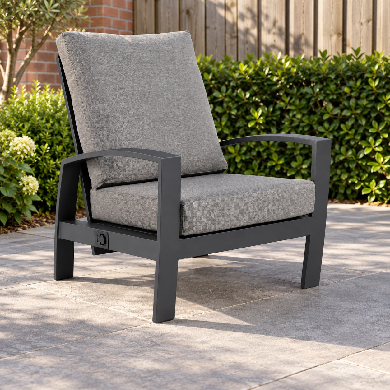 Lukkes Outdoor Valencia loungestoel Op=Op in een Nederlandse tuinomgeving