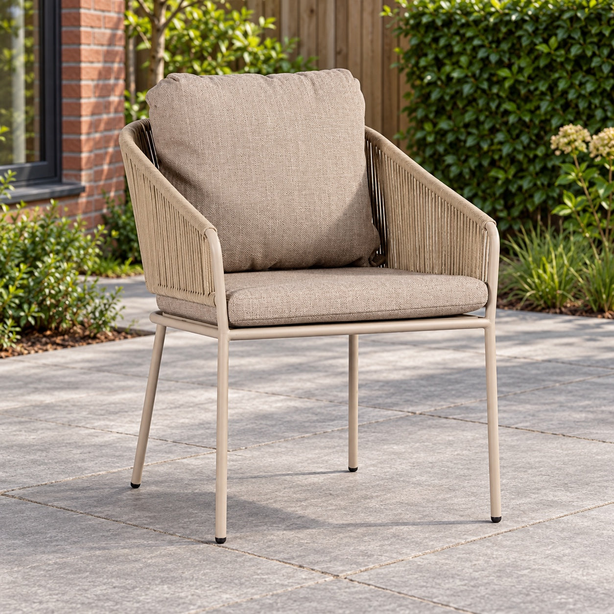Yoi Forio dining stoel alu salix/rope salix/flax beige AW in een Nederlandse tuinomgeving