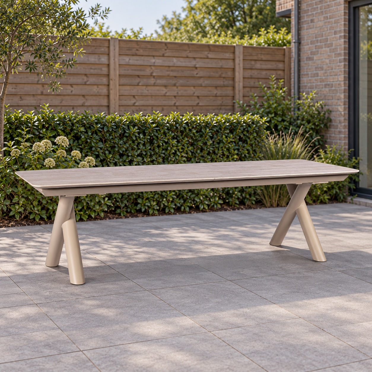 Yoi Maratea uitschuifbare tuintafel in salix in een Nederlandse achtertuin.