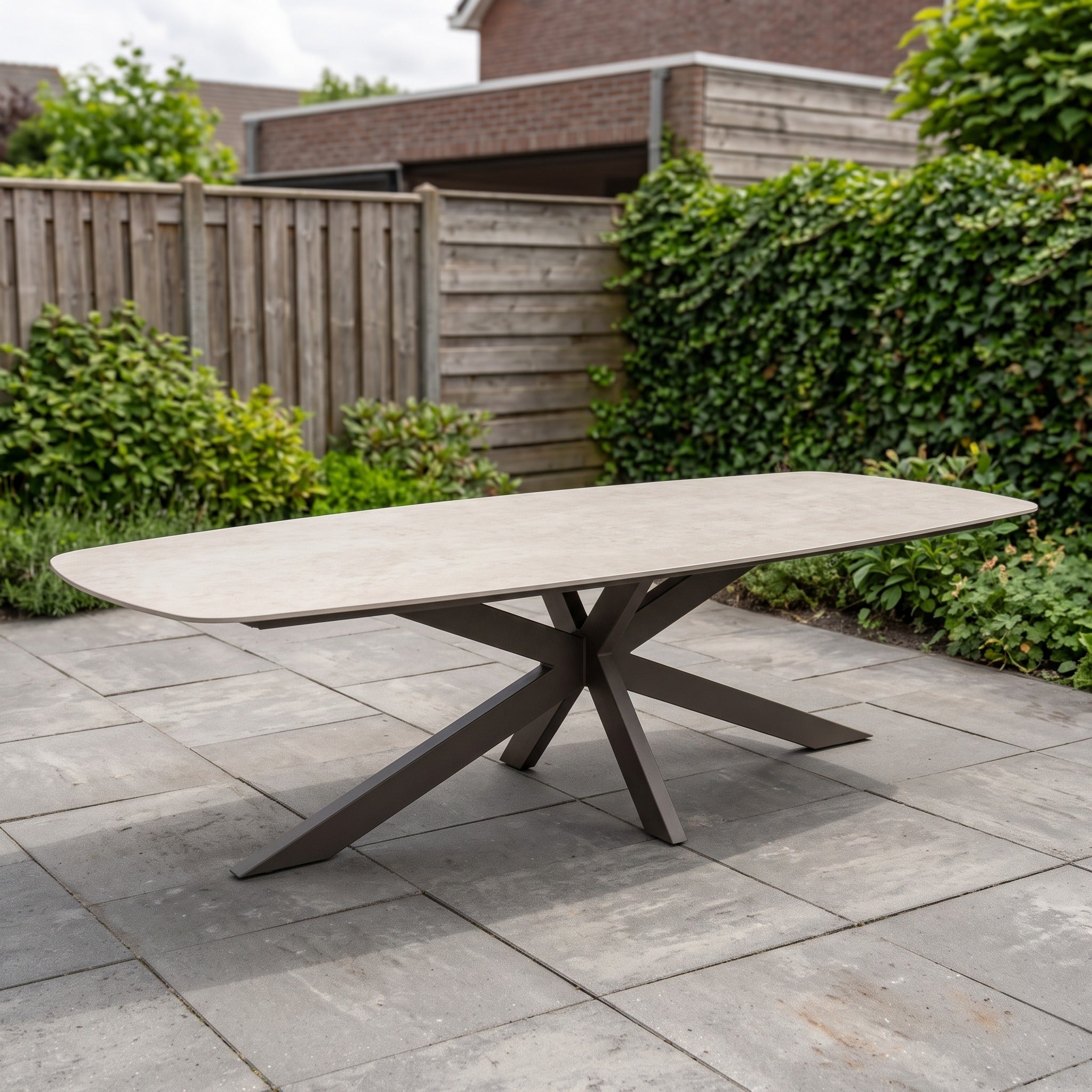 Taste by 4SO Prado eettafel terre met keramisch tafelblad barrel terre 300 x 110 cm (H 75) in een Nederlandse tuinomgeving