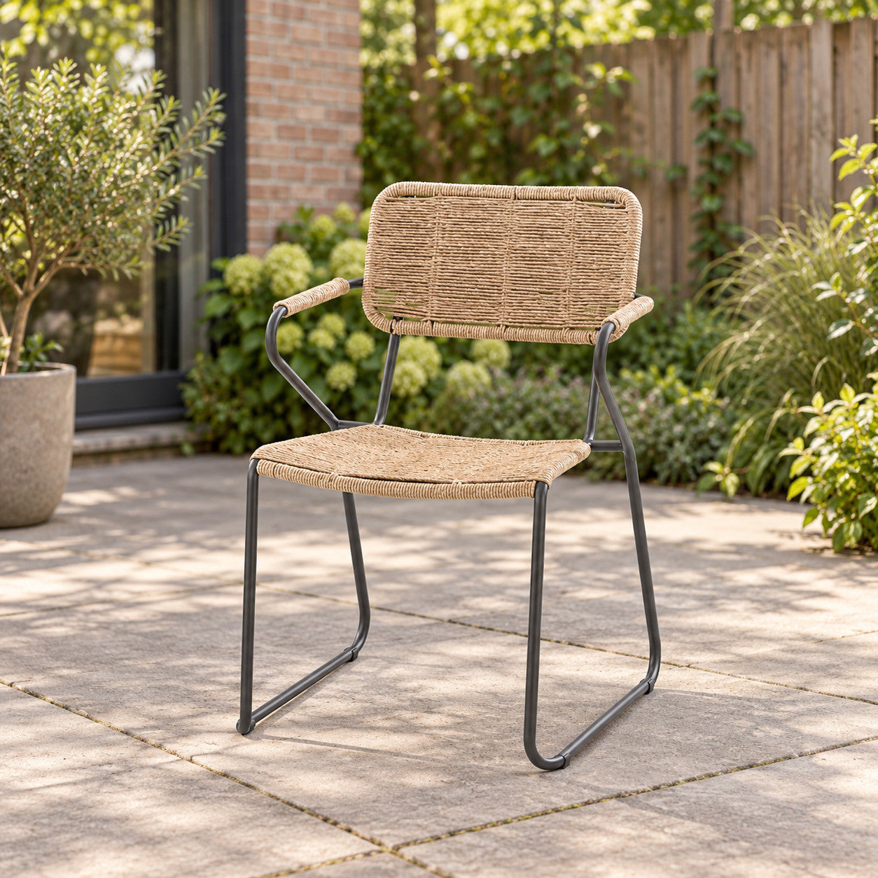 Taste by 4SO Outdoor Swing stapelbare stoel in een Nederlandse tuinomgeving