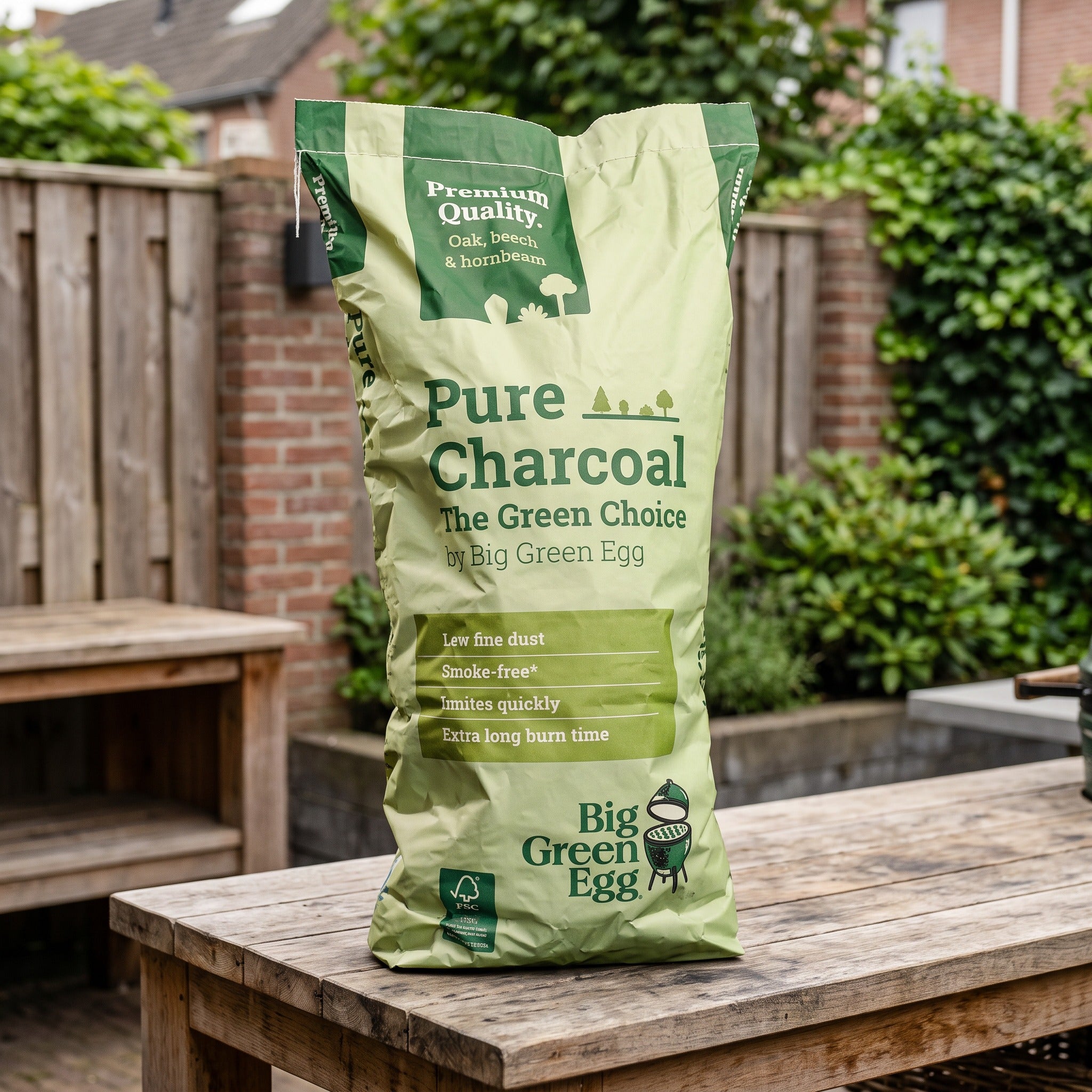 Pure houtskool 9 kg in een Nederlandse tuinomgeving