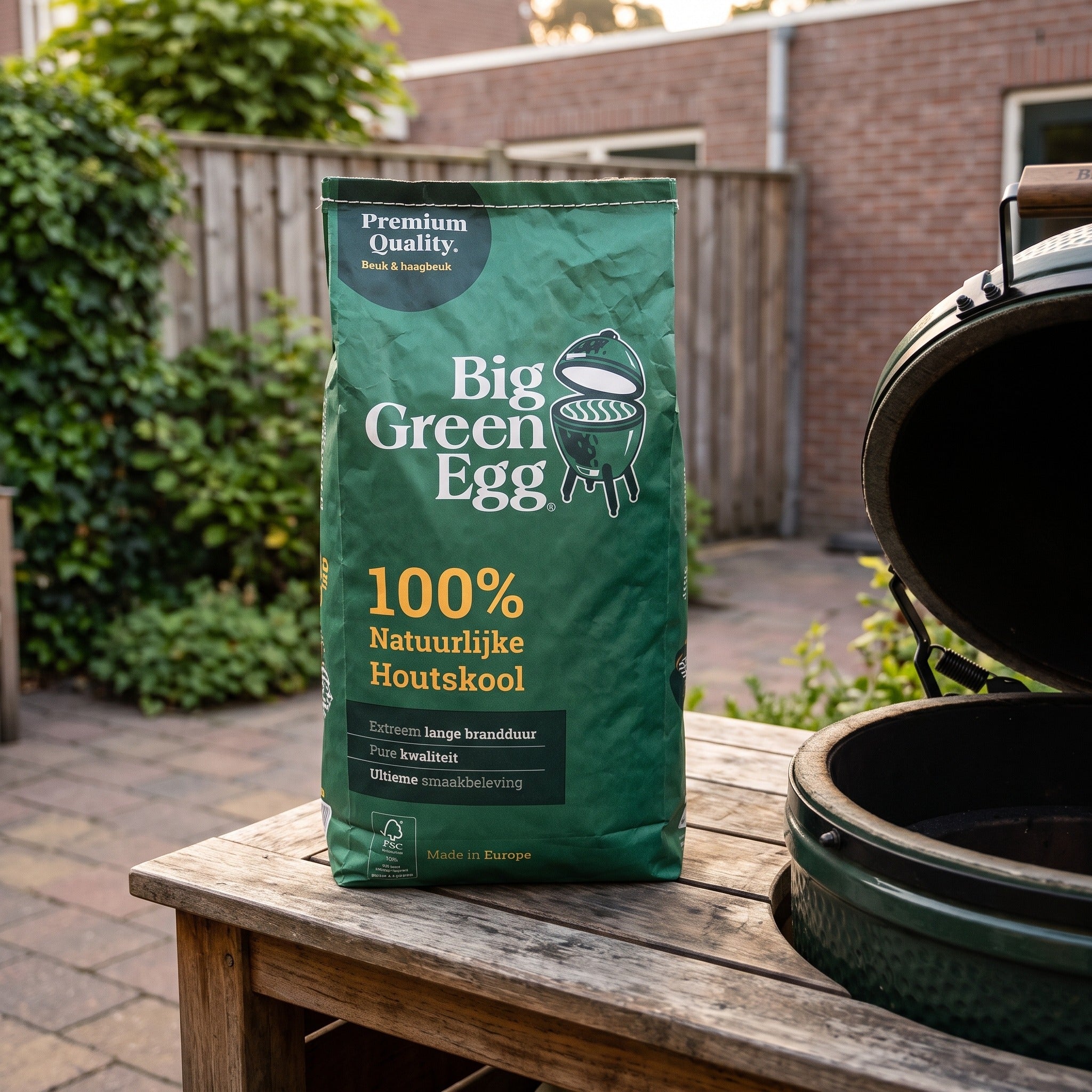 Big Green Egg Charcoal 9 kg in een Nederlandse tuinomgeving