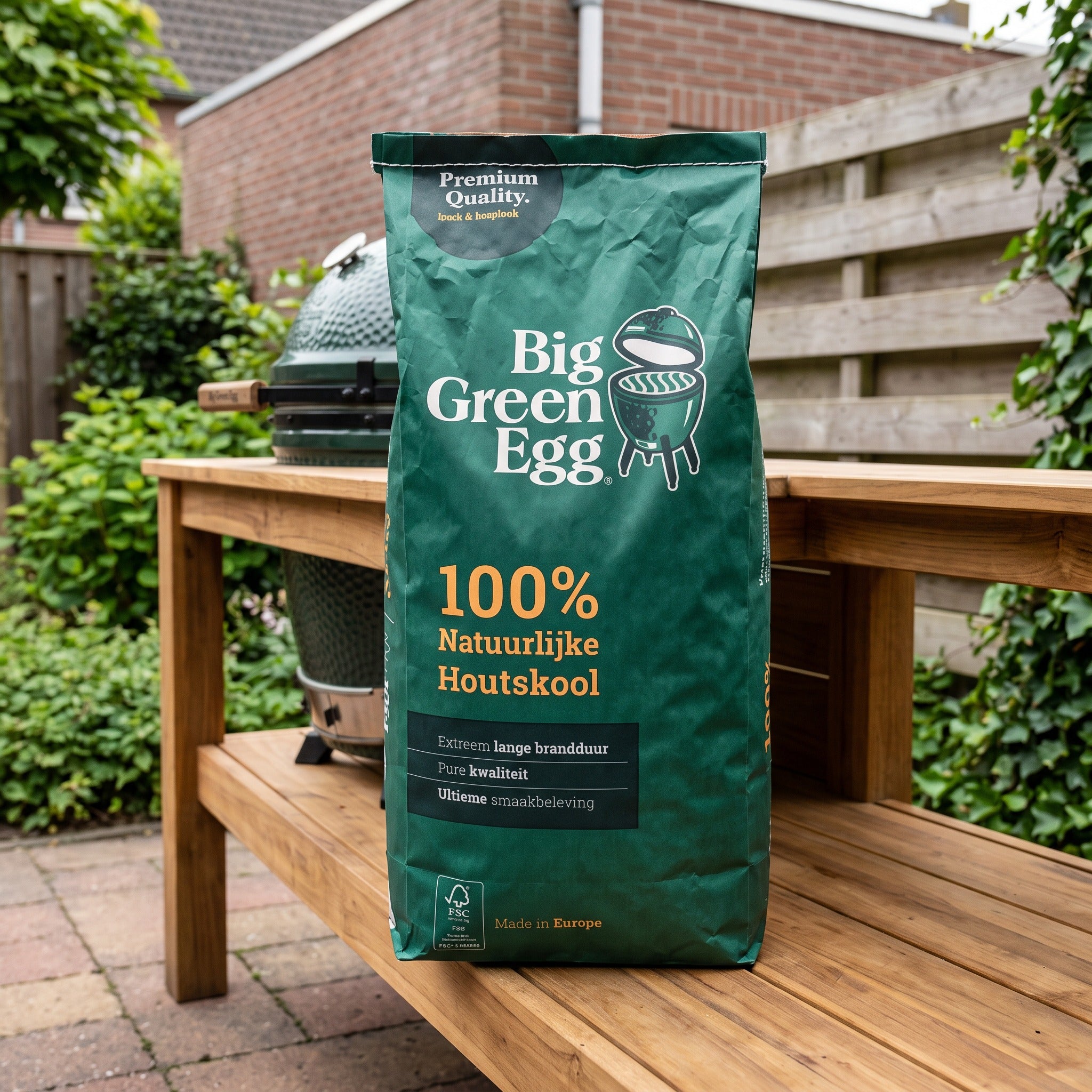 Big Green Egg Charcoal 4,5 kg in een Nederlandse tuinomgeving