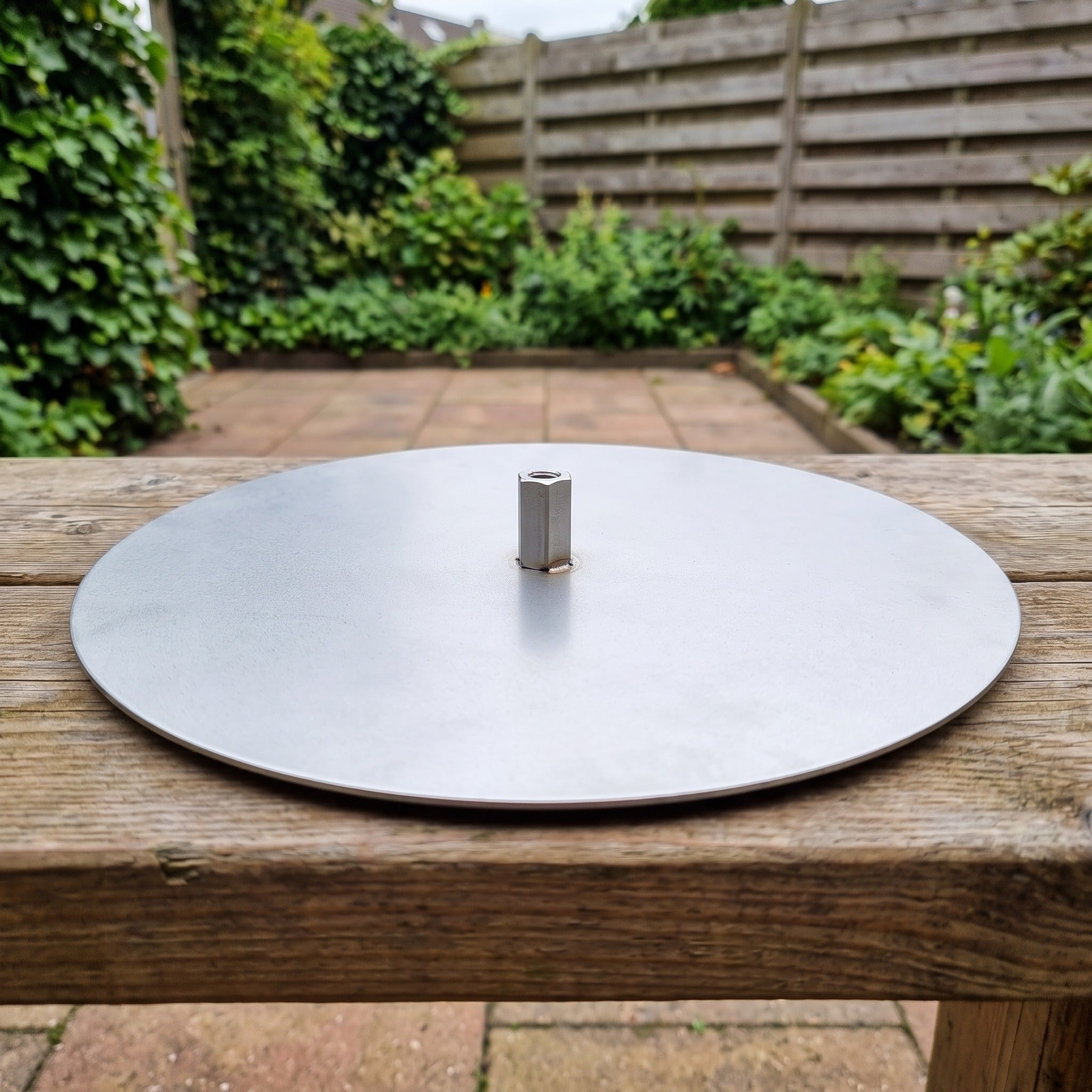 LETZQ AS HOUDER in een Nederlandse tuinomgeving