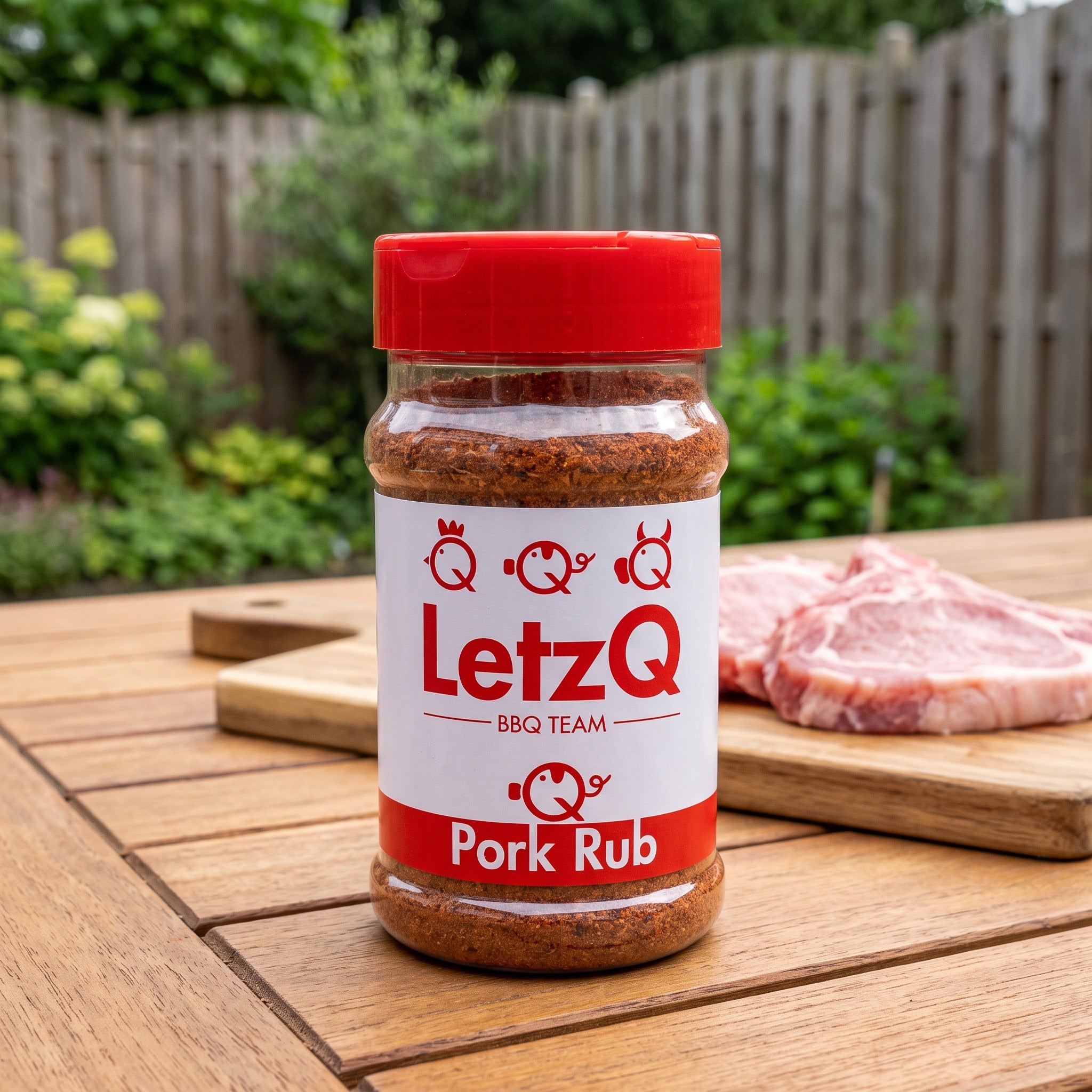LETZQ PORK RUB - POT 300 GRAM in een Nederlandse tuinomgeving