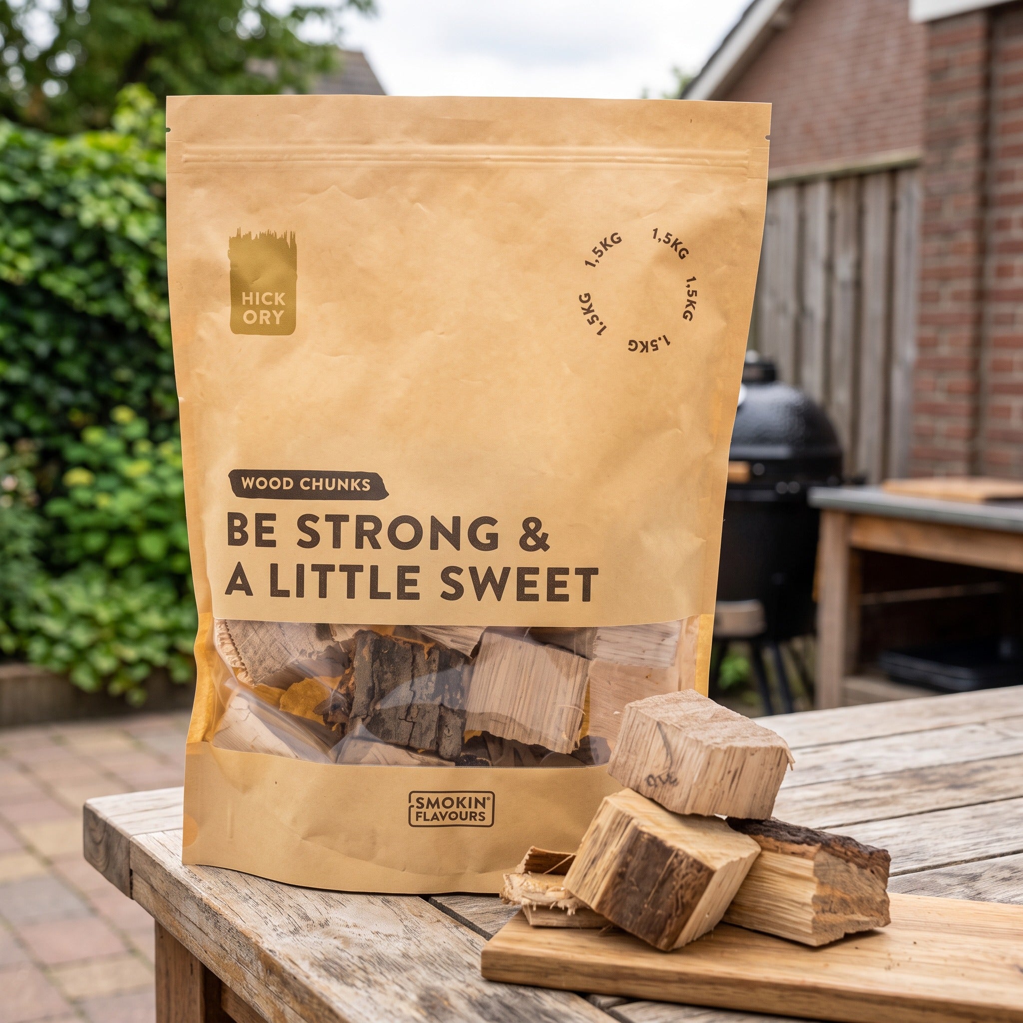 Smokin Flavours Rookchunks Hickory 1,5 kg in een Nederlandse tuinomgeving