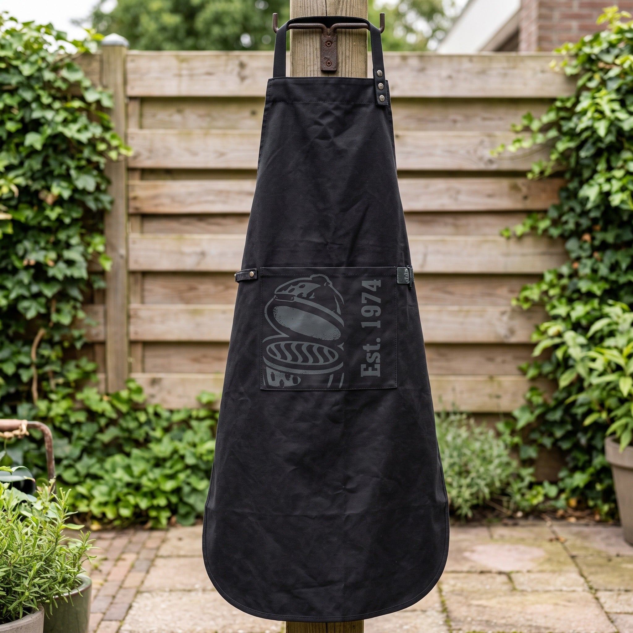 Big Green Egg Apron / Schort in een Nederlandse tuinomgeving