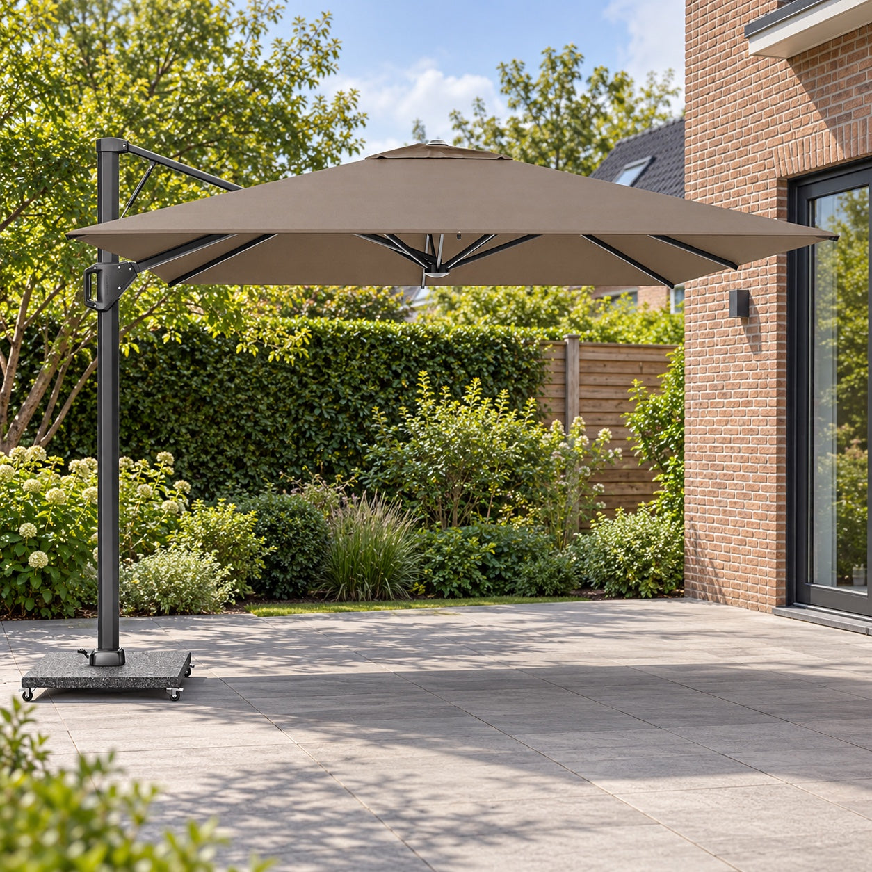 Platinum Beaufort 320x320 Havana in een Nederlandse tuinomgeving