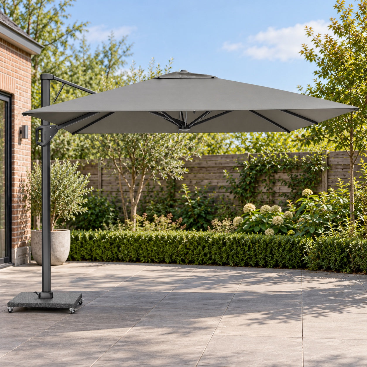 Platinum Beaufort 320x320 Manhattan in een Nederlandse tuinomgeving
