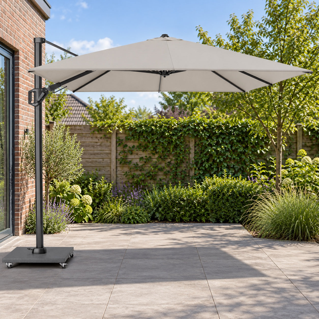 Platinum Challenger Premium zweefparasol in Manhattan op een terras.