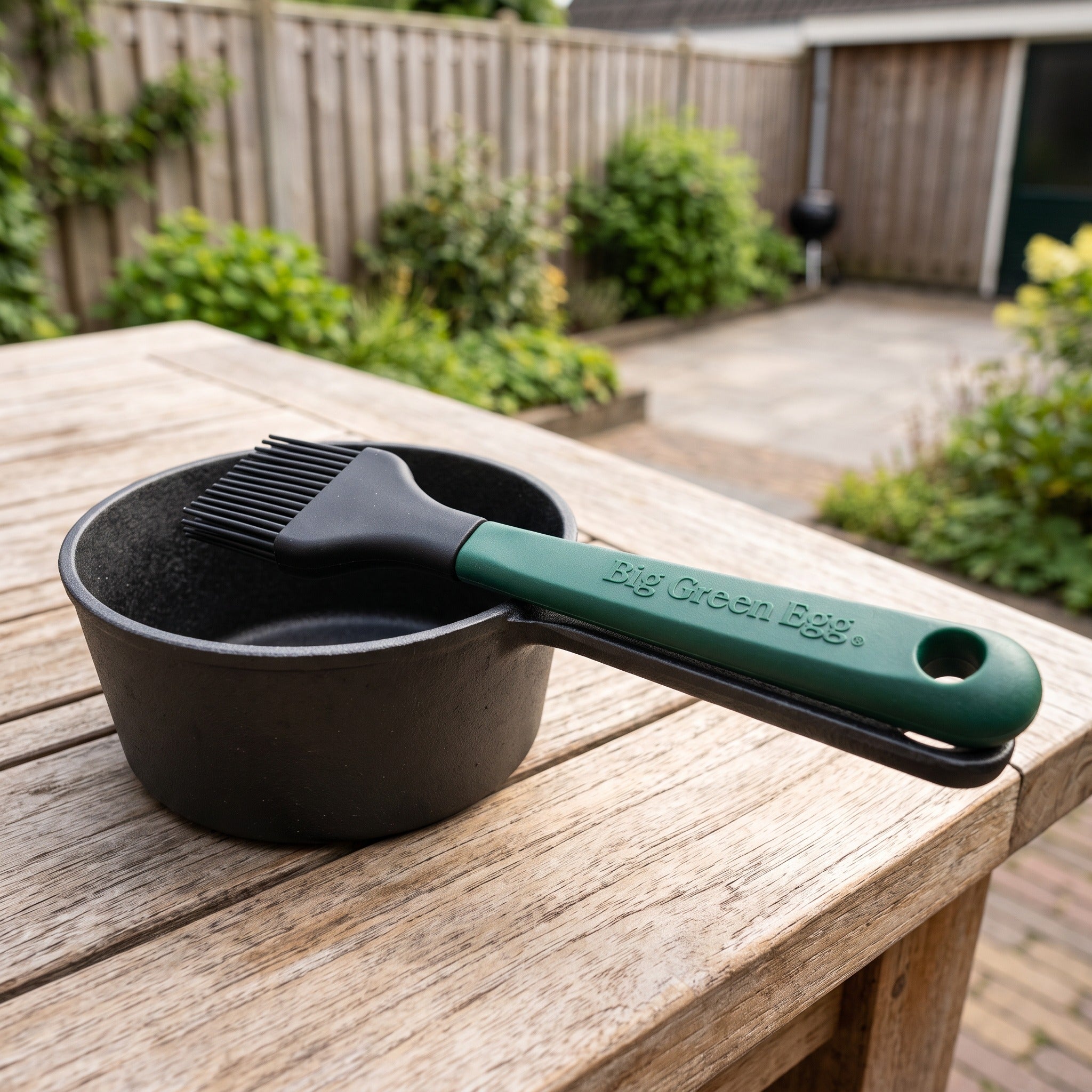 Big Green Egg Cast Iron Sauce Pot With Basting Brush in een Nederlandse tuinomgeving