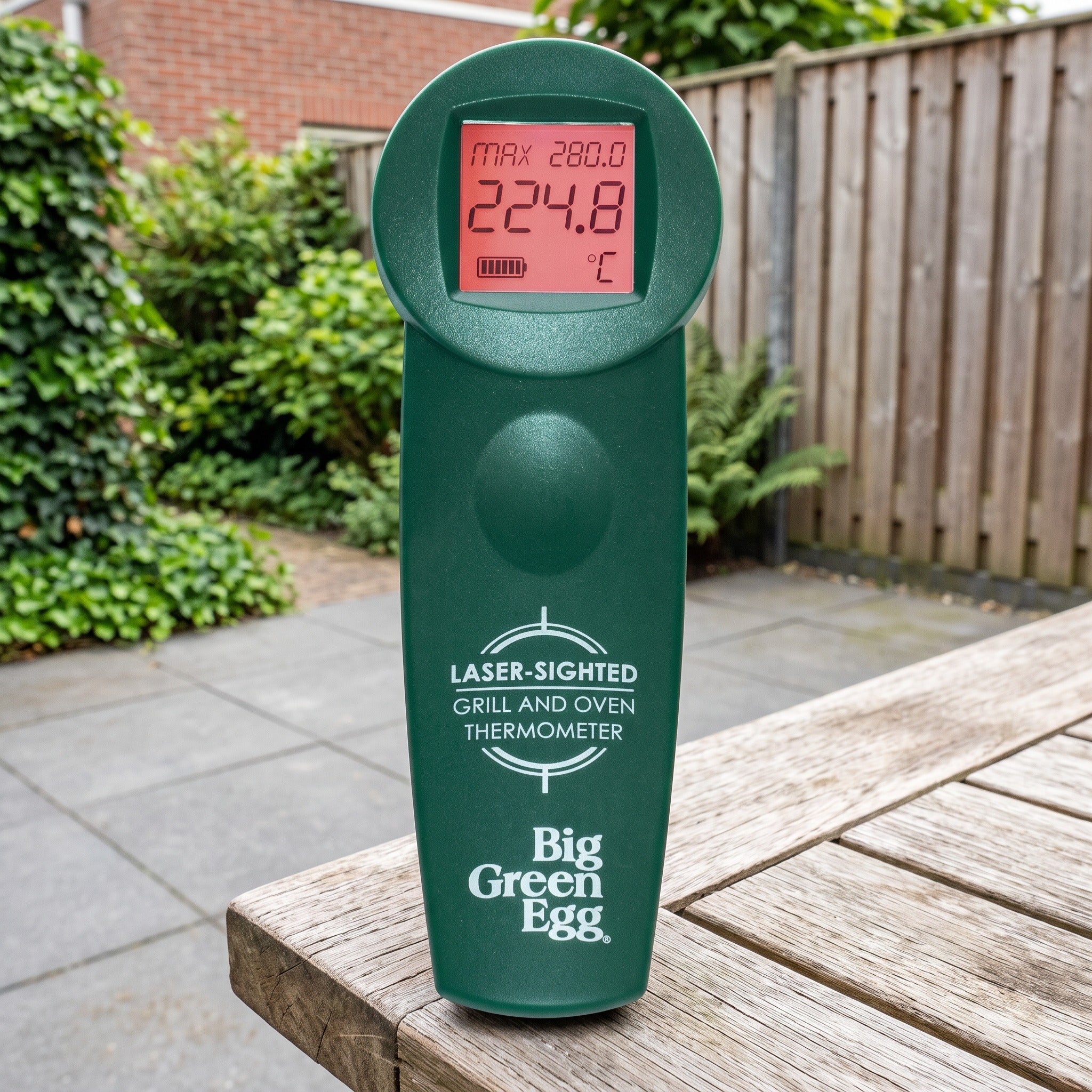 Big Green Egg Cooking surface thermometer in een Nederlandse tuinomgeving