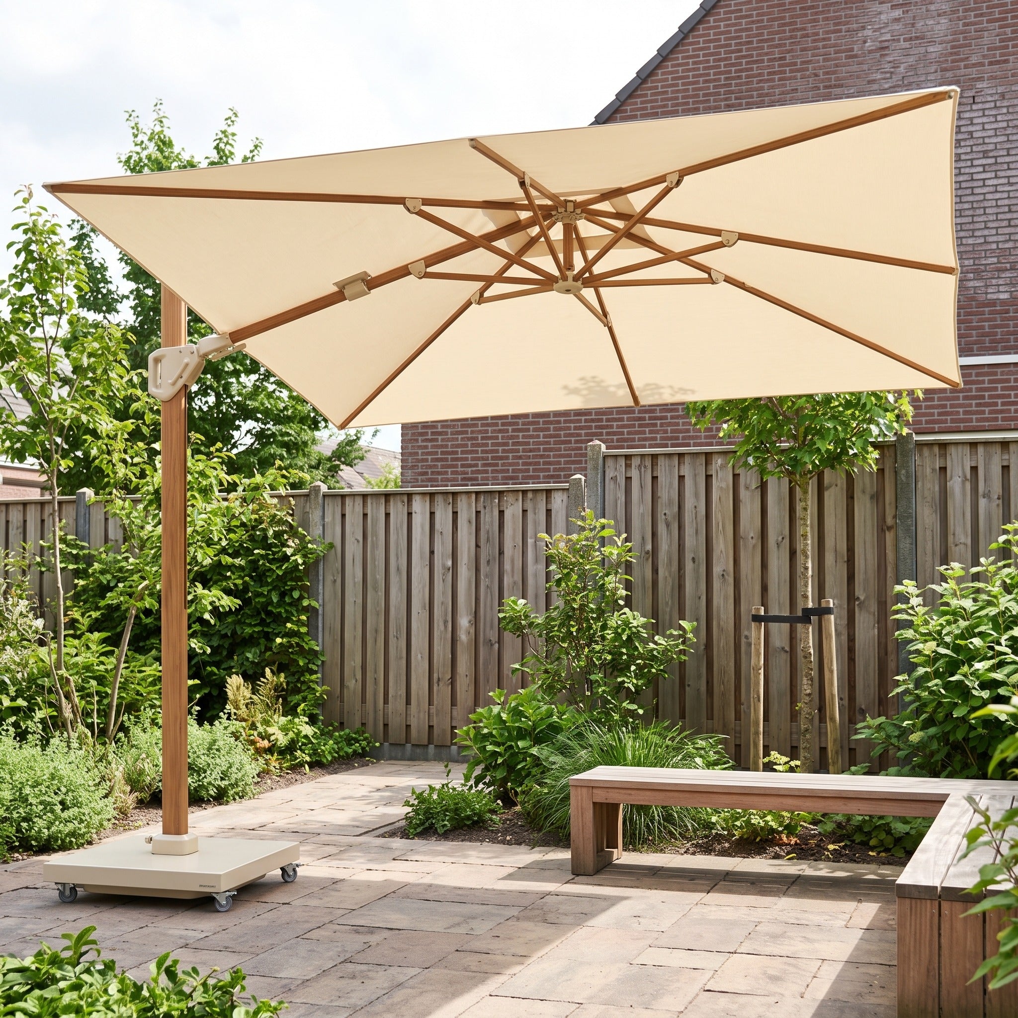 Platinum Challenger premium 350x260 champagne teak in een Nederlandse tuinomgeving