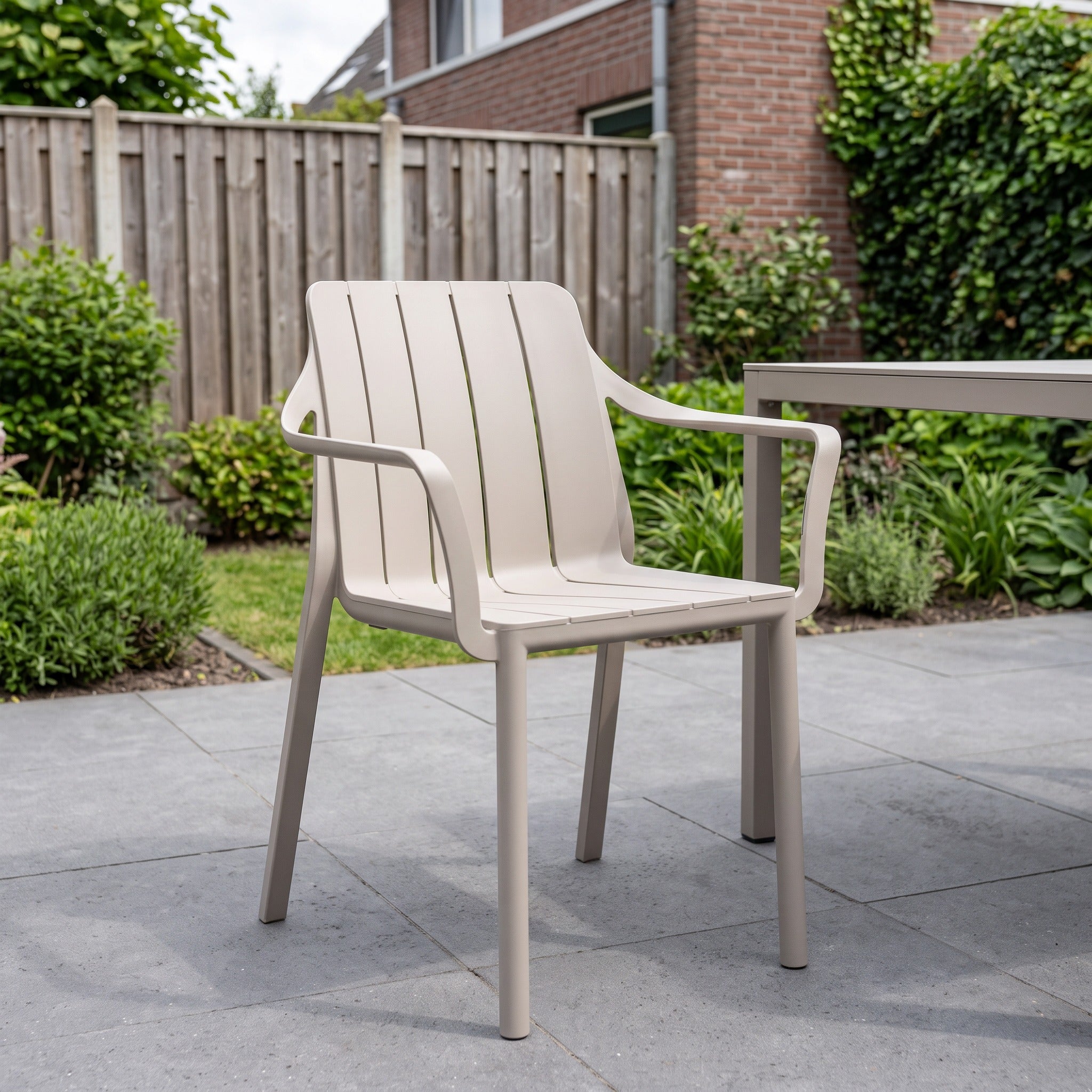 Nardi Tiberina Armstoel Corda in een Nederlandse tuinomgeving