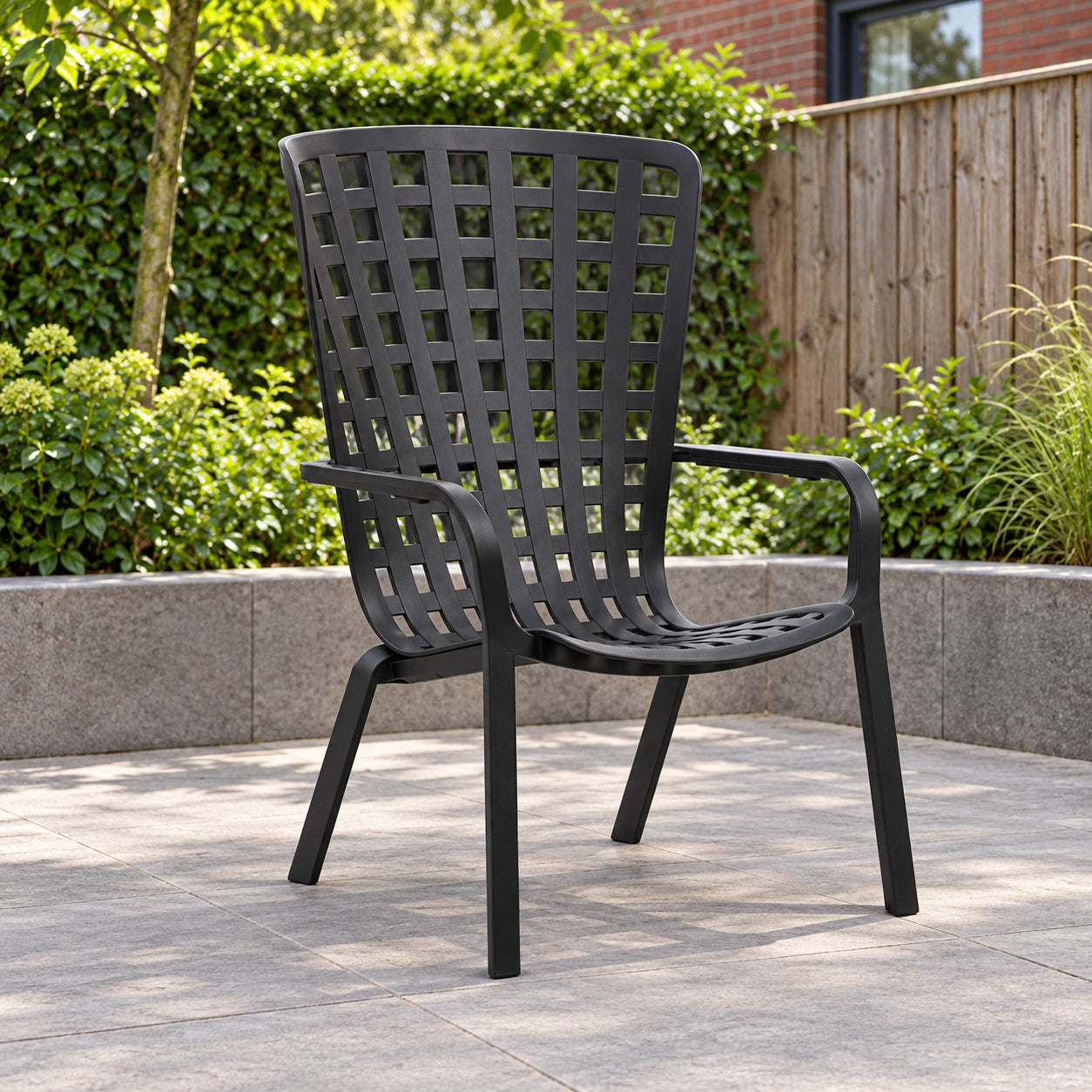Nardi Folio Loungestoel Antraciet in een Nederlandse tuinomgeving