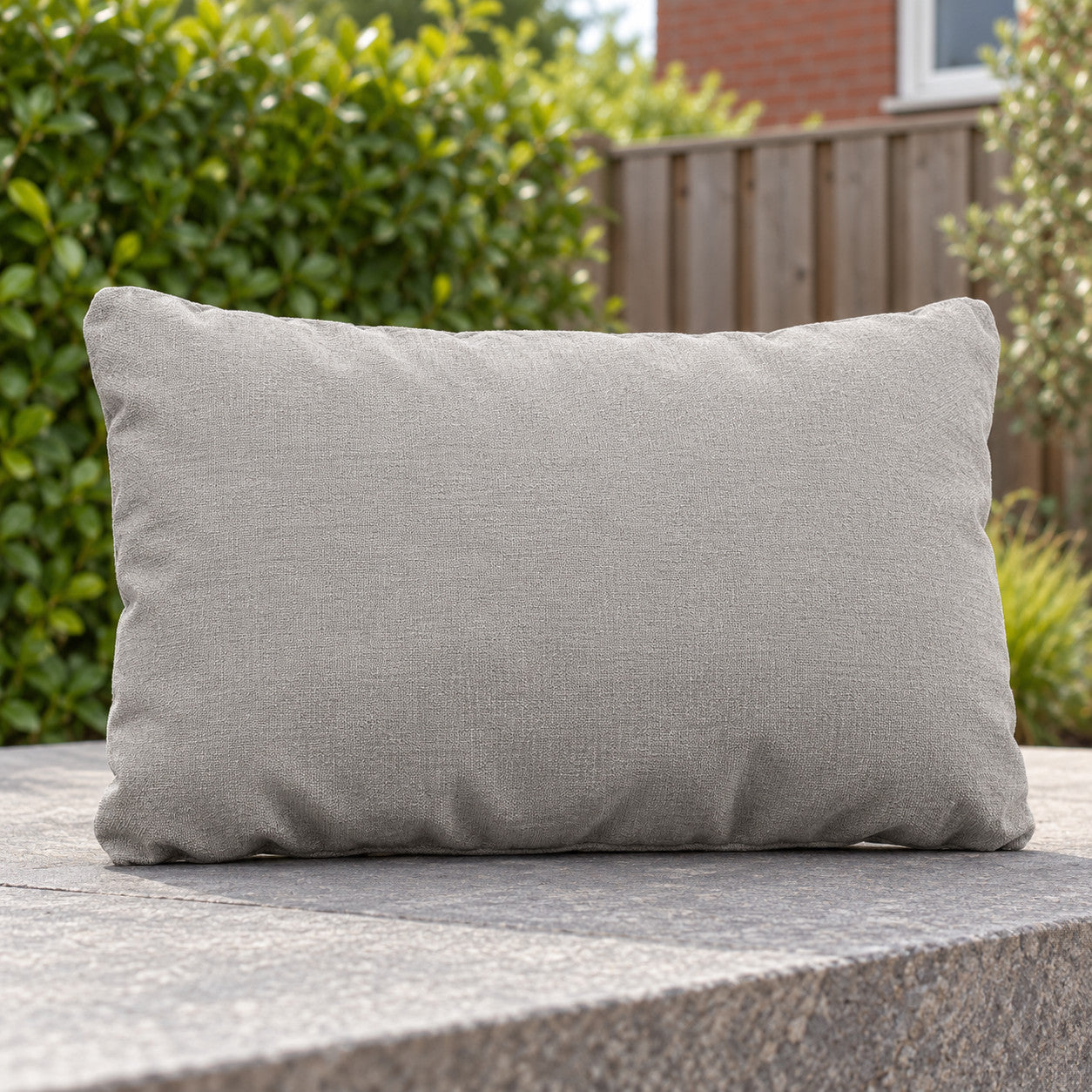 Nardi Hoofdkussen Folio Grigio in een Nederlandse tuinomgeving