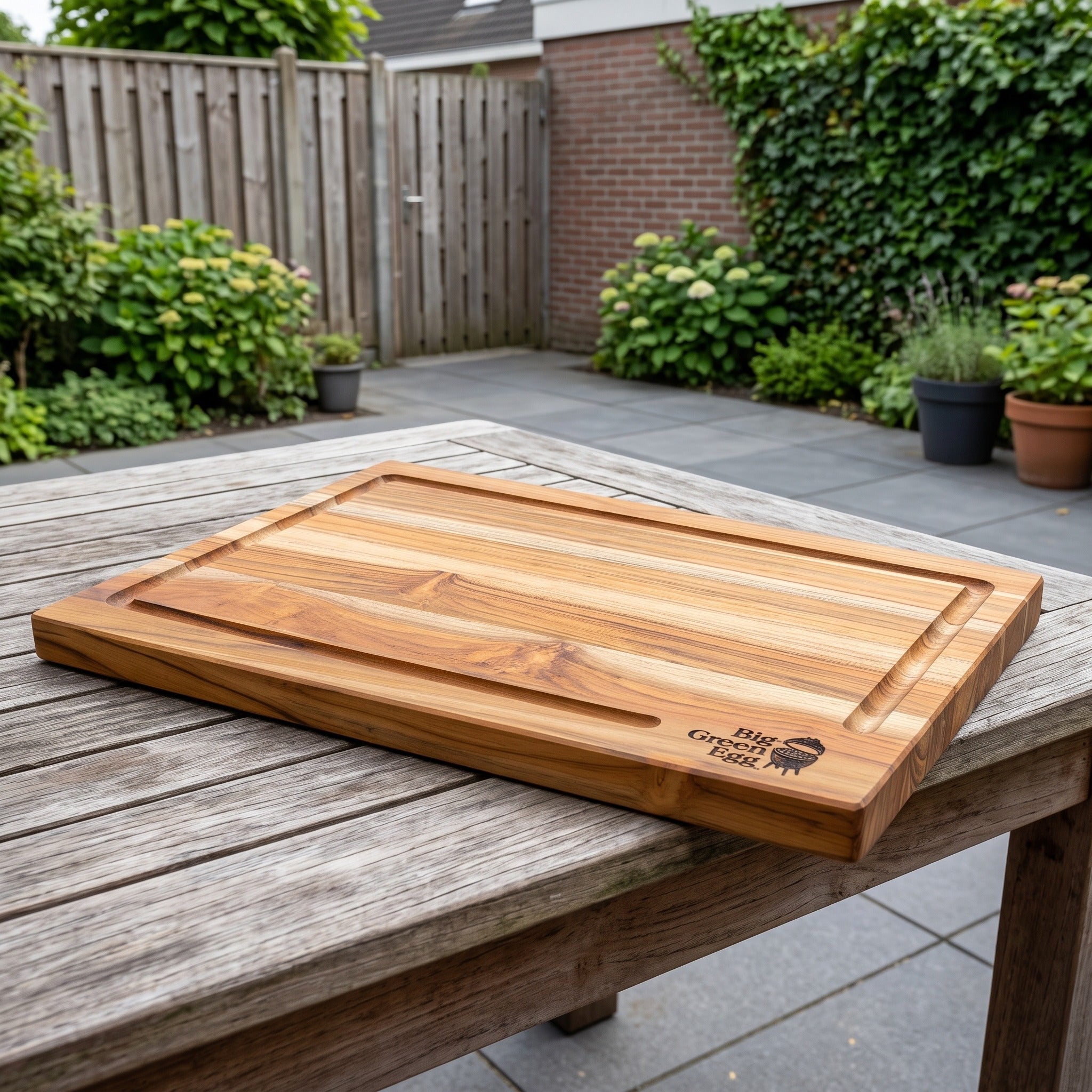 Big Green Egg Teak Cutting Board in een Nederlandse tuinomgeving