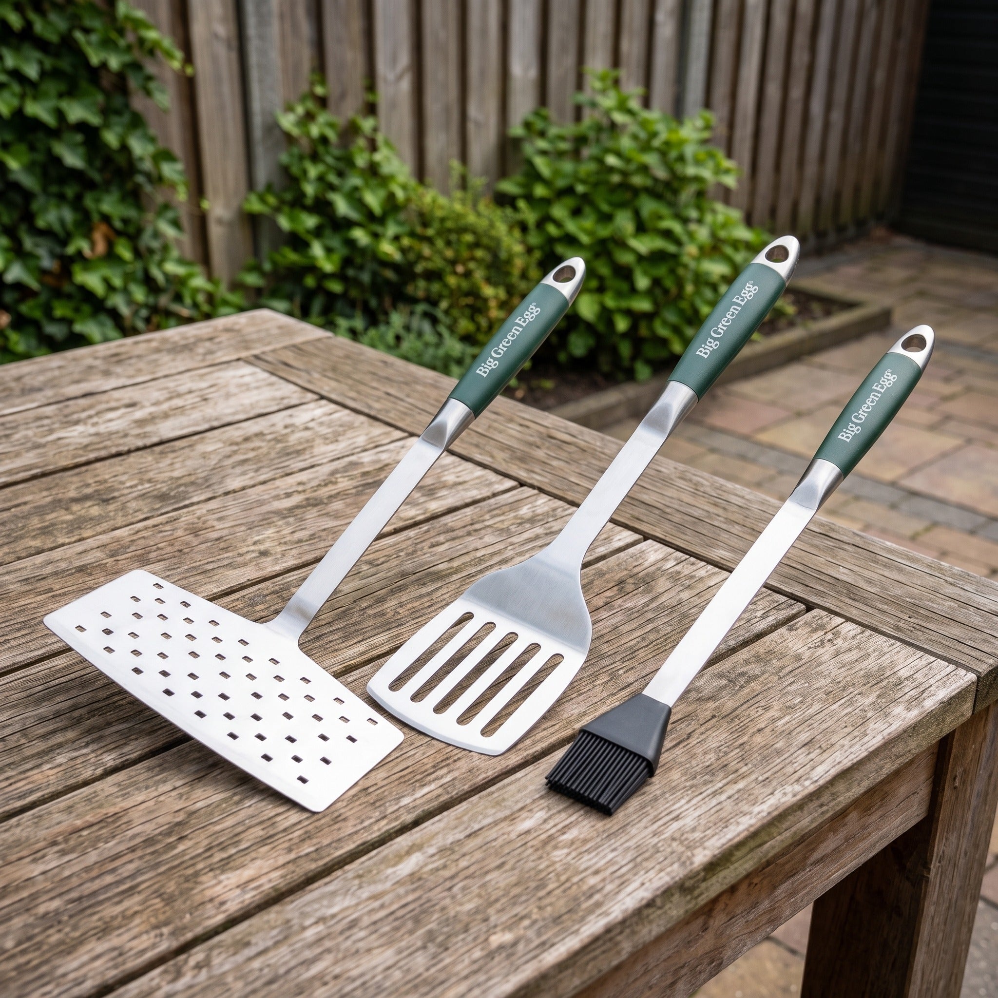 Big Green Egg Stainless Steel Tool set in een Nederlandse tuinomgeving