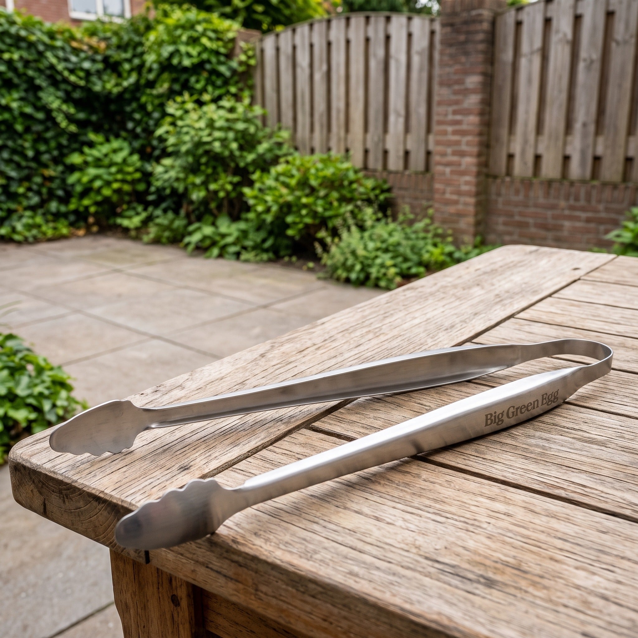Big Green Egg Stainless Steel Grilling Tong in een Nederlandse tuinomgeving