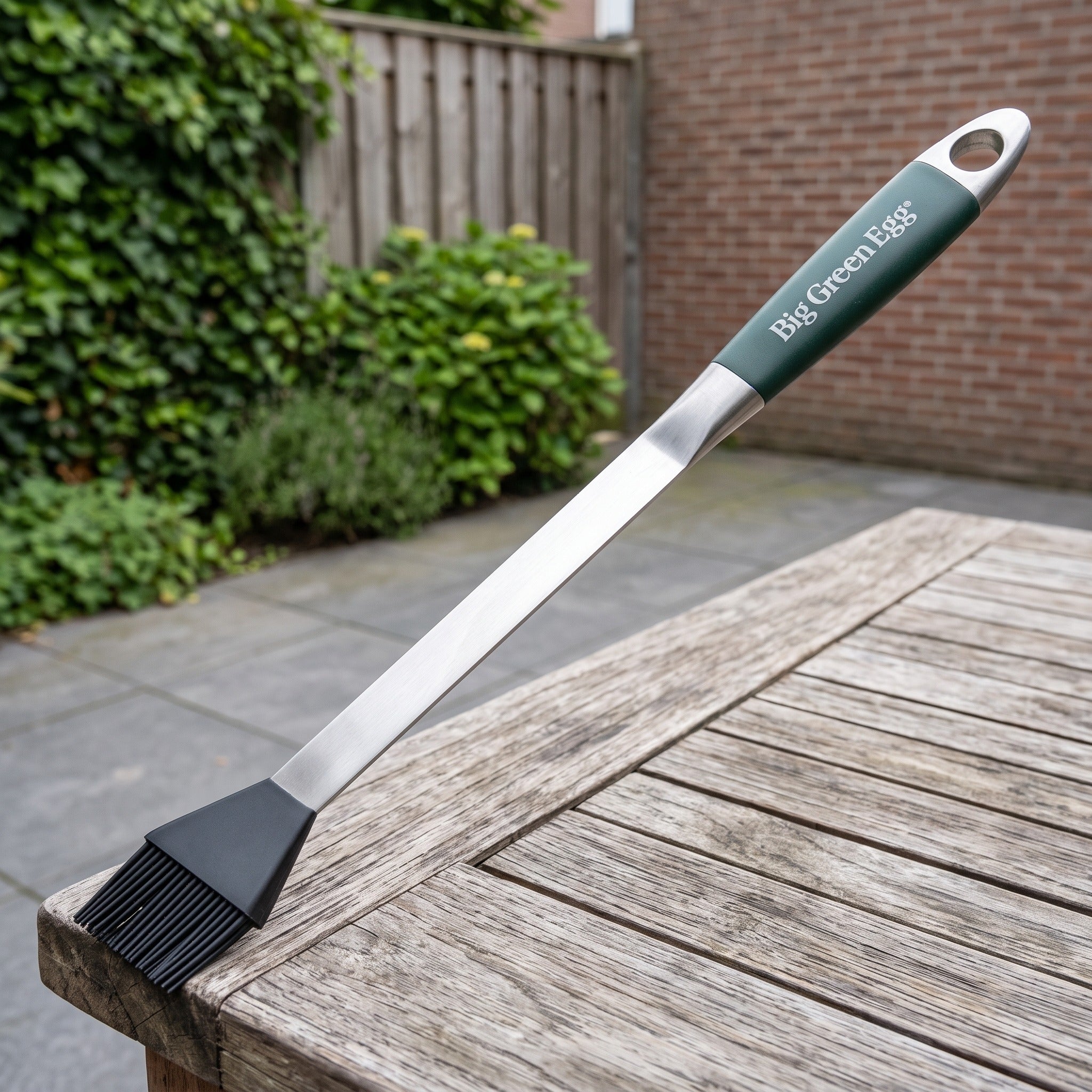 Big Green Egg Stainless Steel Grilling Basting Brusch in een Nederlandse tuinomgeving