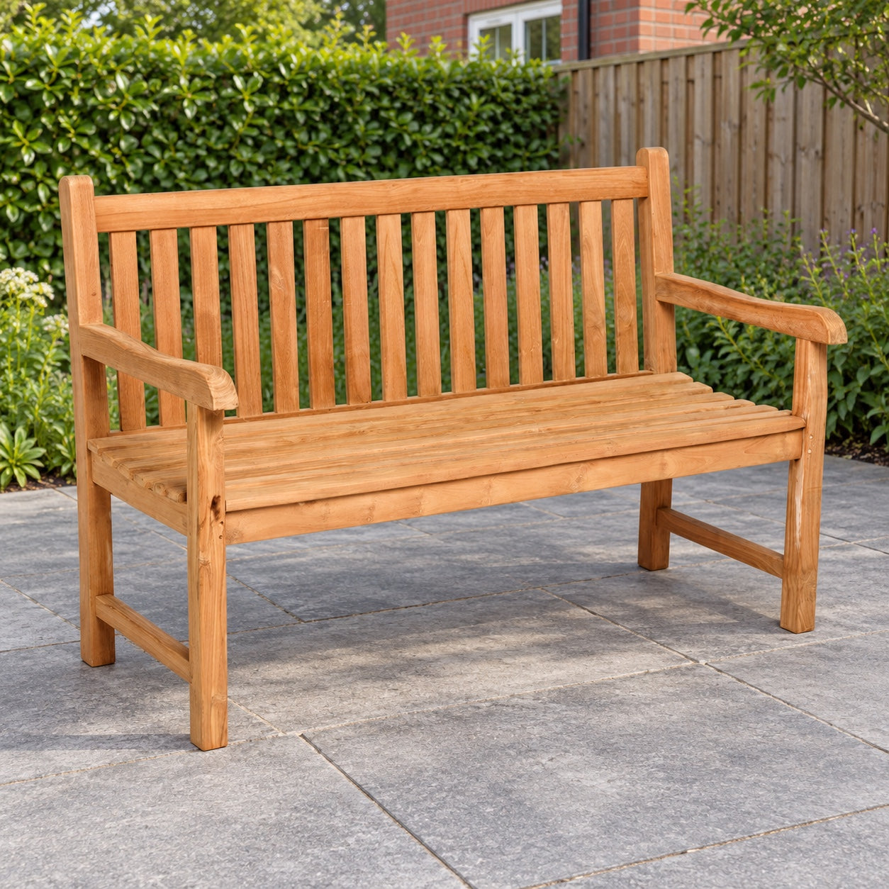 Lukkes Outdoor Cordoba teak bank 150 cm Op=Op in een Nederlandse tuinomgeving