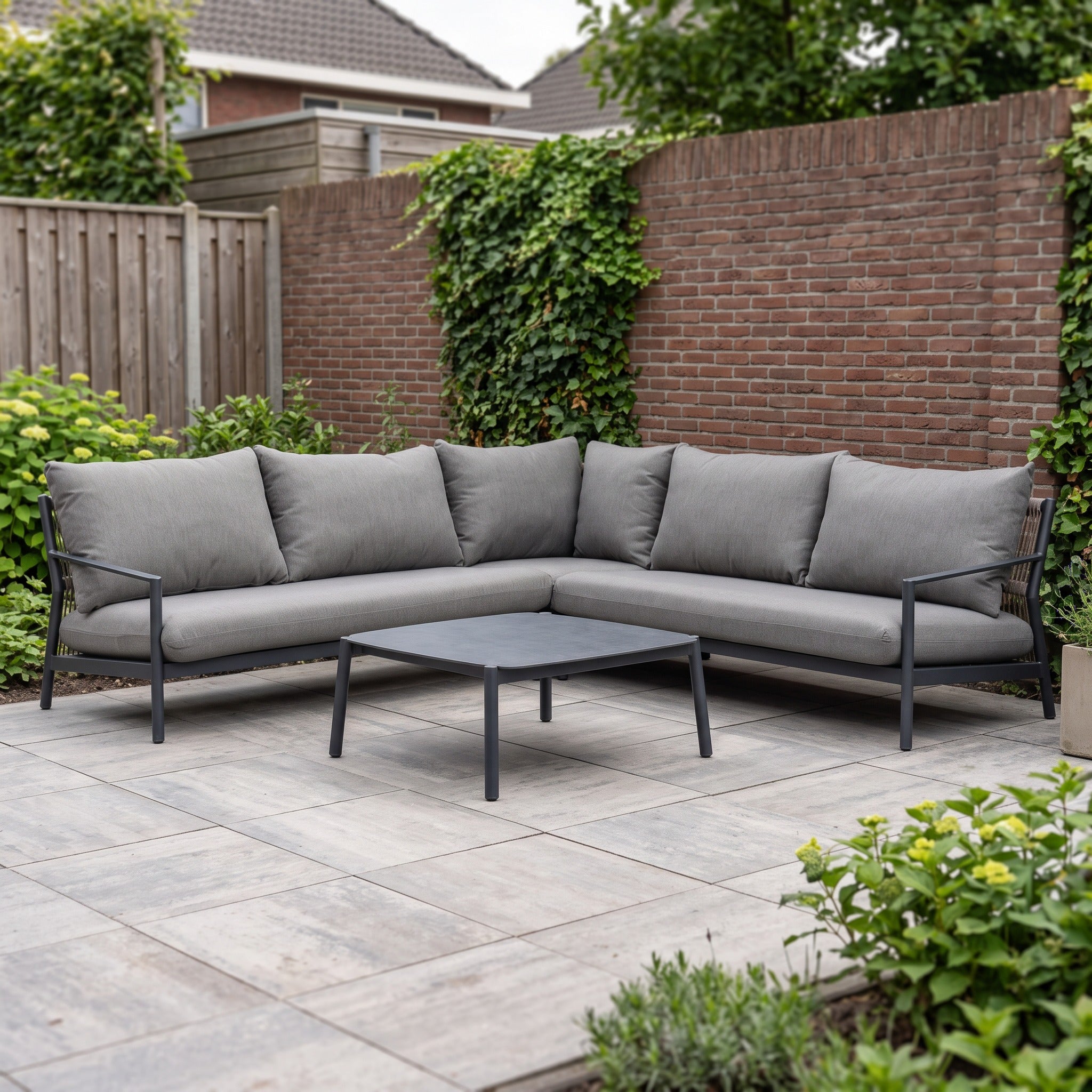 Lukkes Outdoor Monti lounge hoekset Grey Charcoal Op=Op in een Nederlandse tuinomgeving