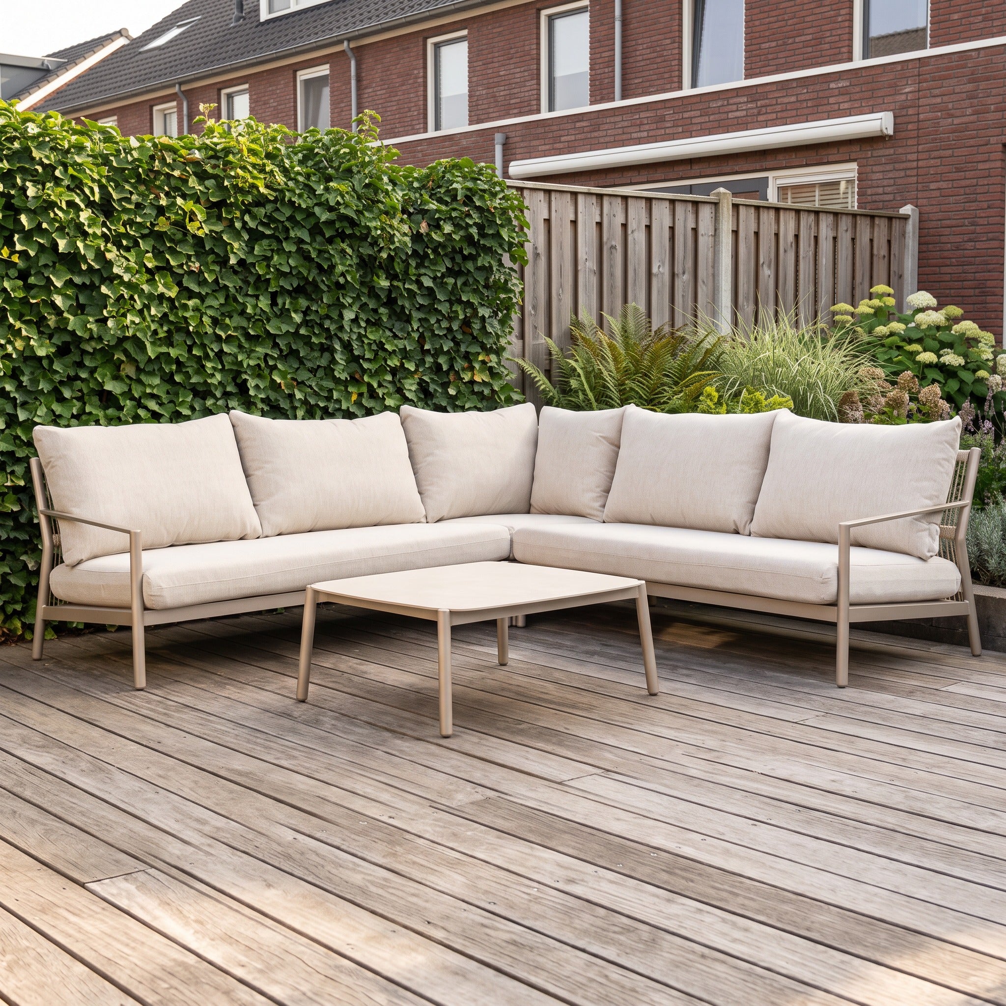 Lukkes Outdoor Monti lounge hoekset champagne Op=Op in een Nederlandse tuinomgeving