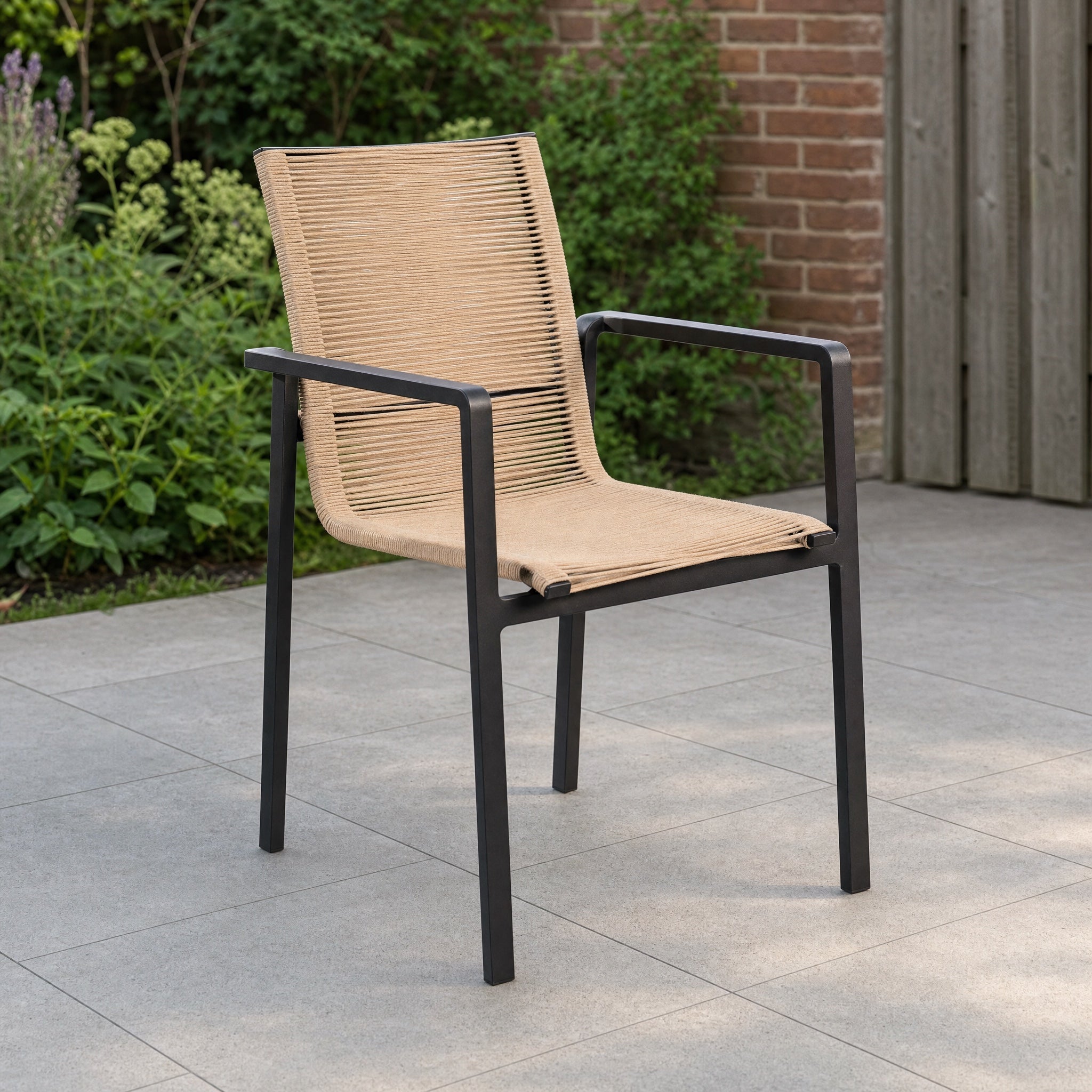 Yoi Ishi stapelbare stoel Black/Natural Rope in een Nederlandse tuinomgeving