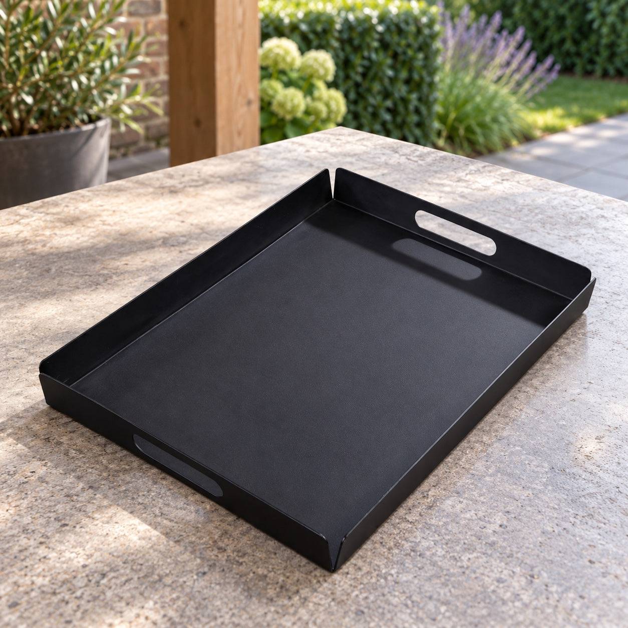 Yoi Hokan Dienblad 55x40 Zwart in een Nederlandse tuinomgeving