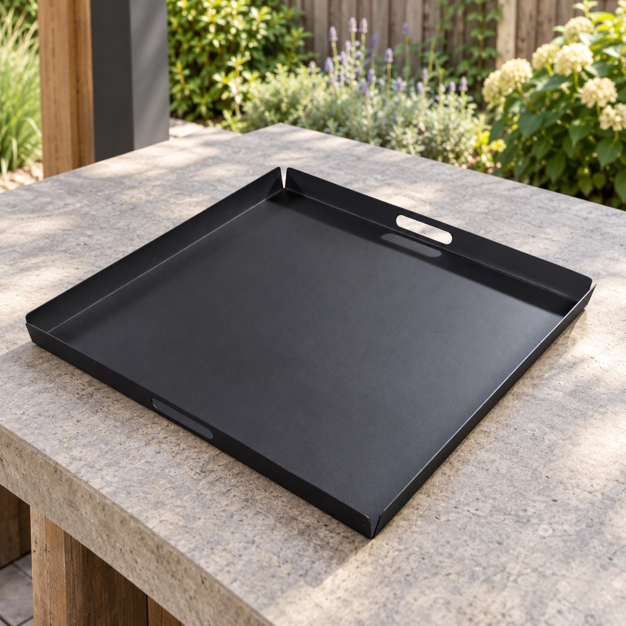 Yoi Hokan Dienblad 70x70 in een Nederlandse tuinomgeving