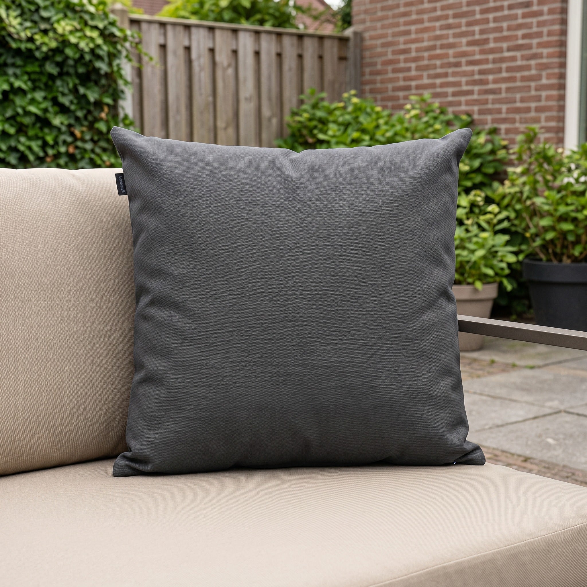 Hartman Kussen 50x50 Casual Seal Grey in een Nederlandse tuinomgeving
